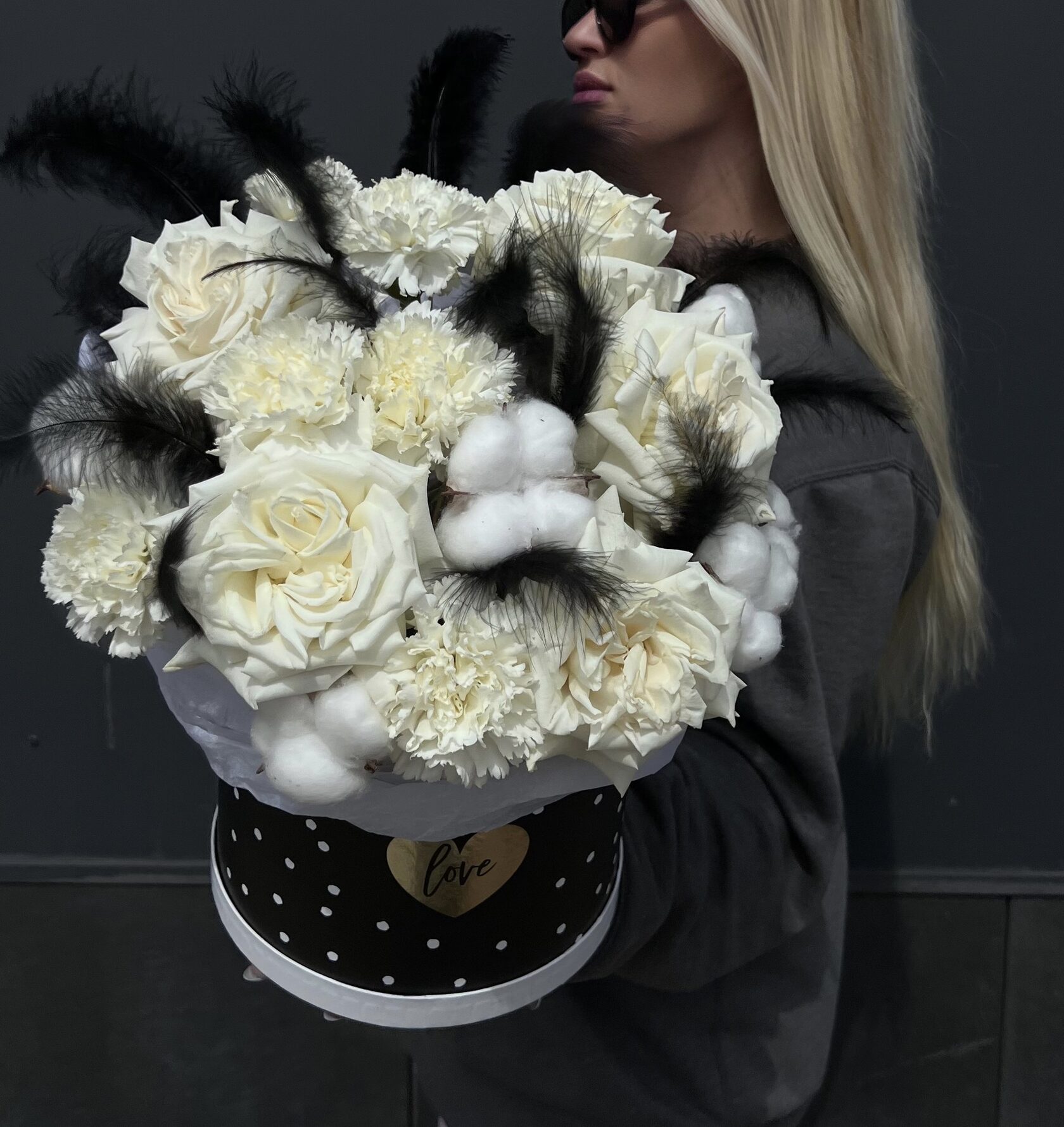 Коробка с пломбирными розами, диантусами, хлопком и элементами декора №13