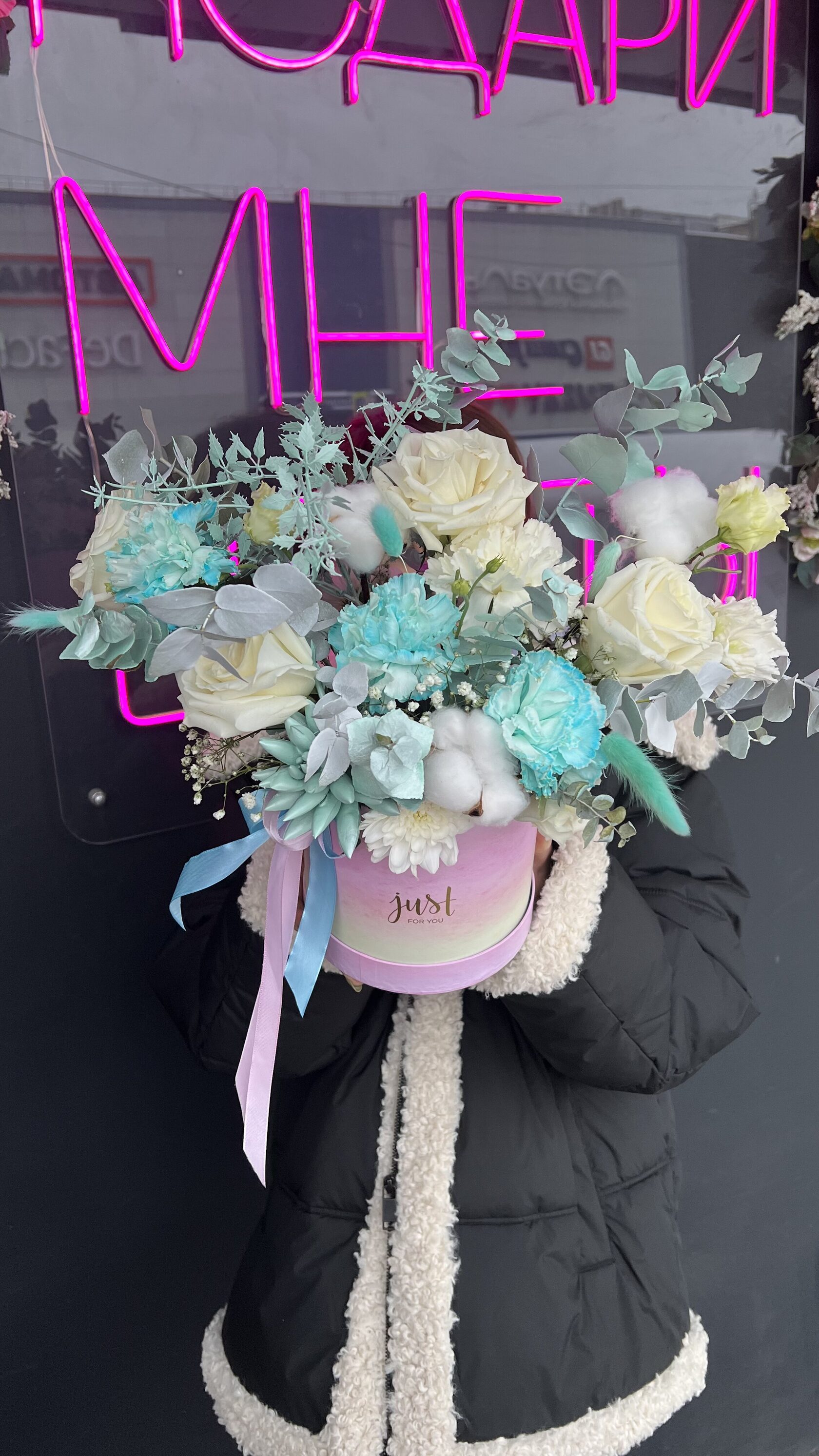 Коробка с пышными диантусами цвета морской волны и кремовыми, розами, хлопком, эвкалиптом, лагурусом и декором №82