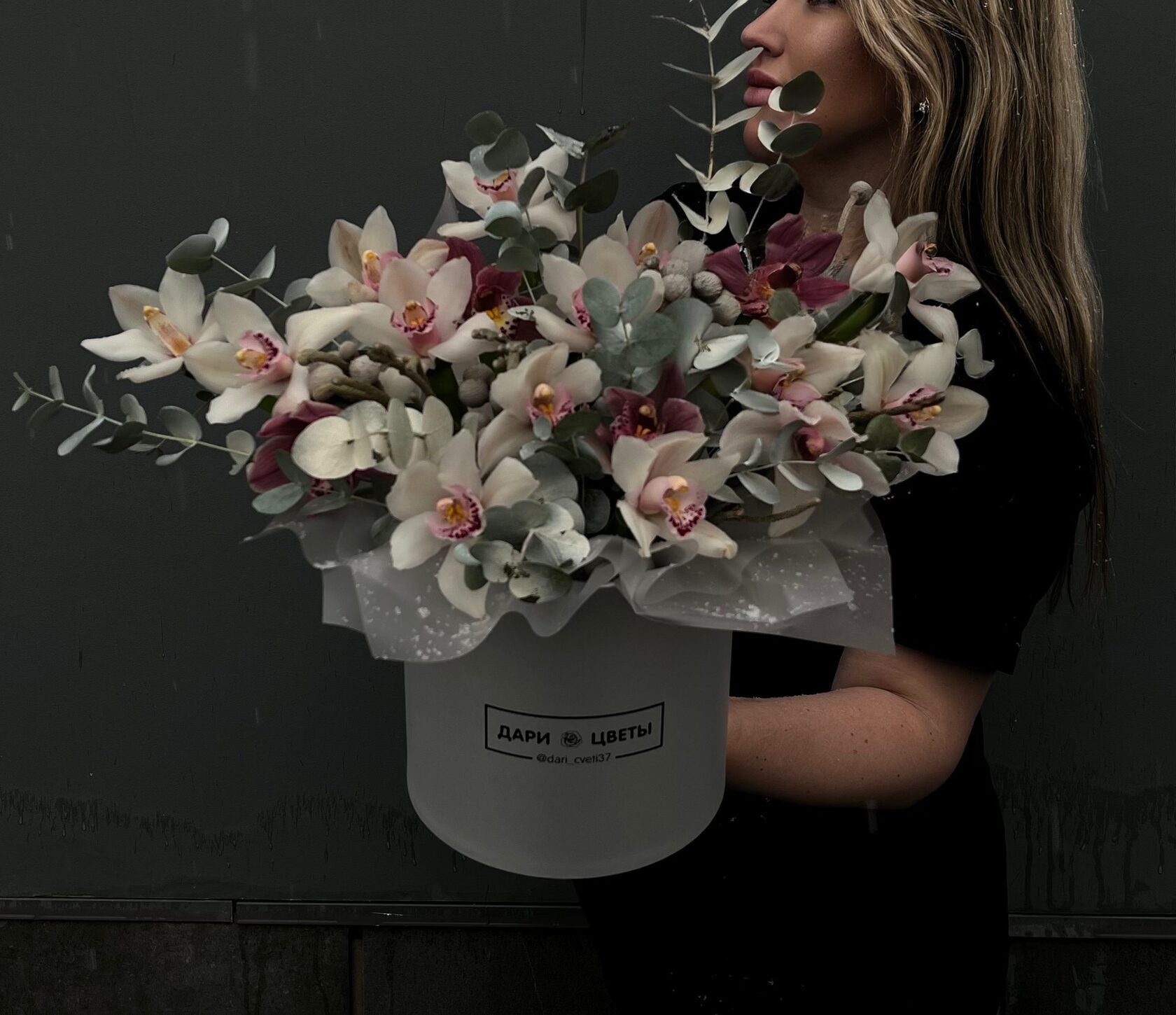 Коробка с роскошными орхидеями, эвкалиптом и элементами декора №3
