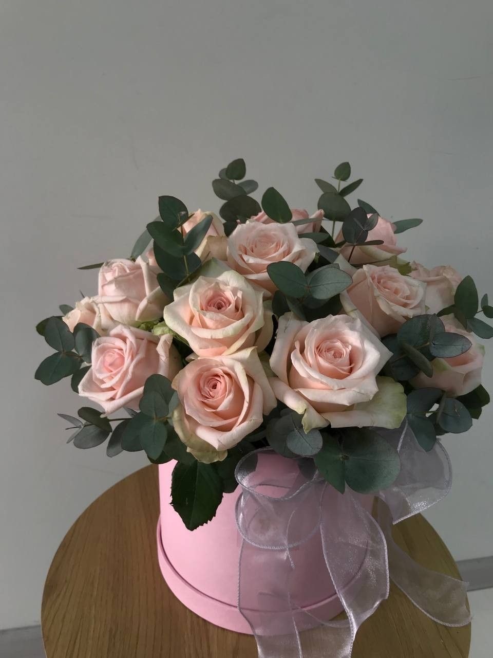 Коробка с розами и эвкалиптом №103