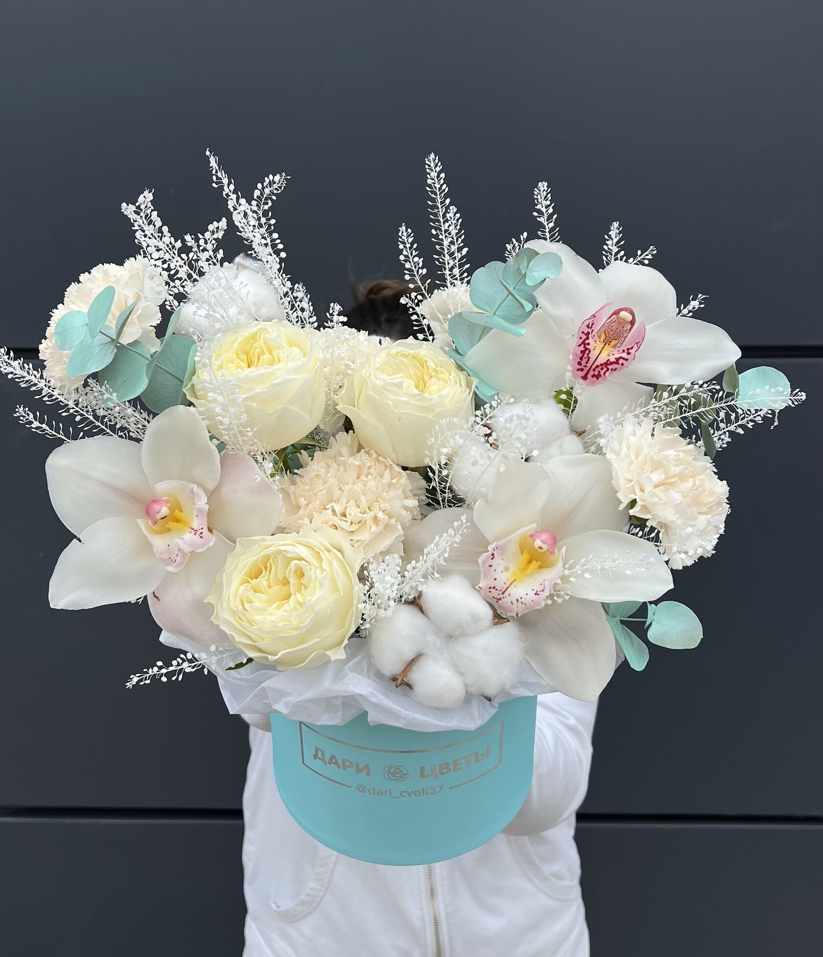 Коробка с розами, орхидеей, диантусами, хлопком, эвкалиптом и элементами декора №7