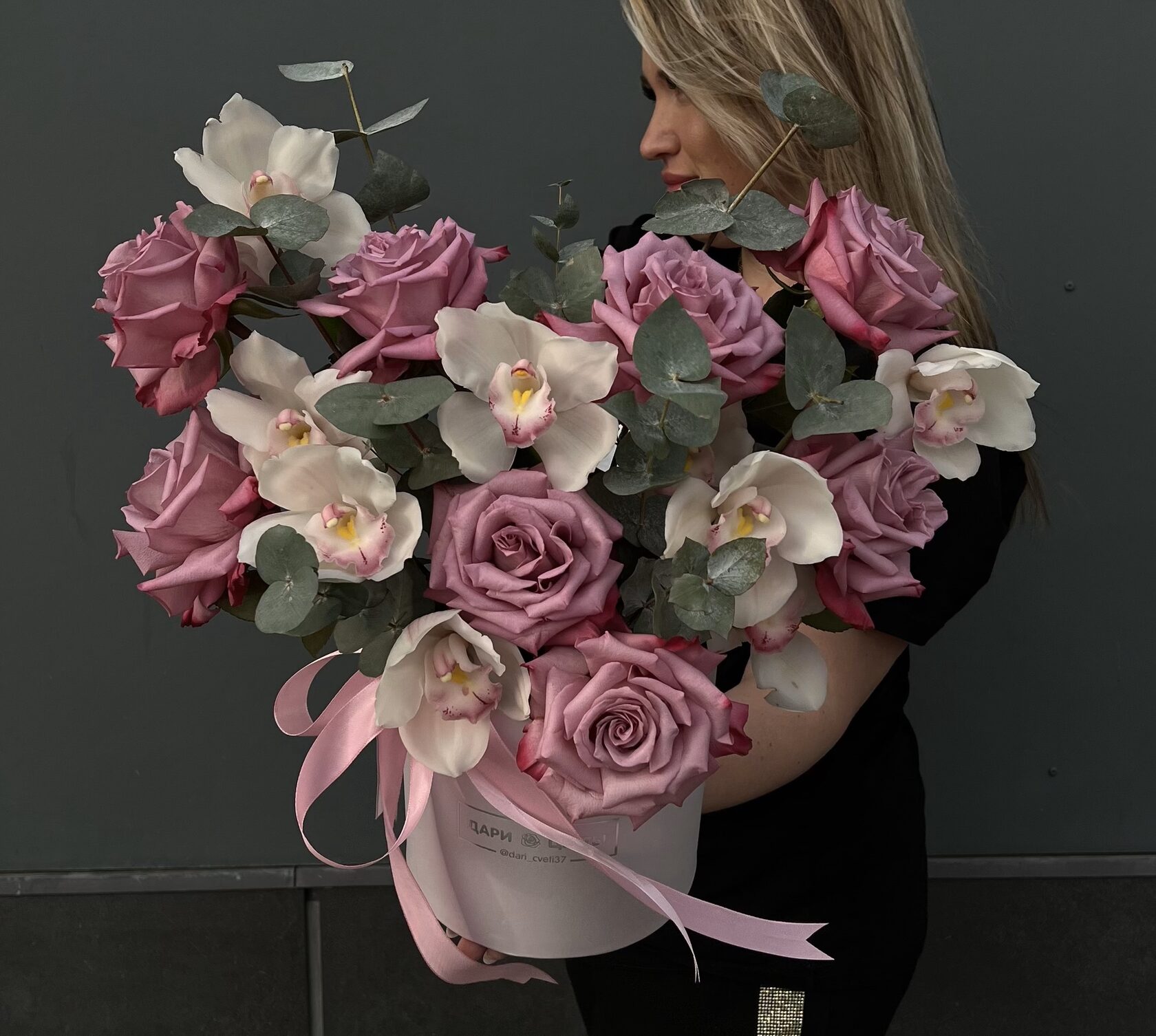 Коробка с розами, орхидеей и веточками эвкалипта №2