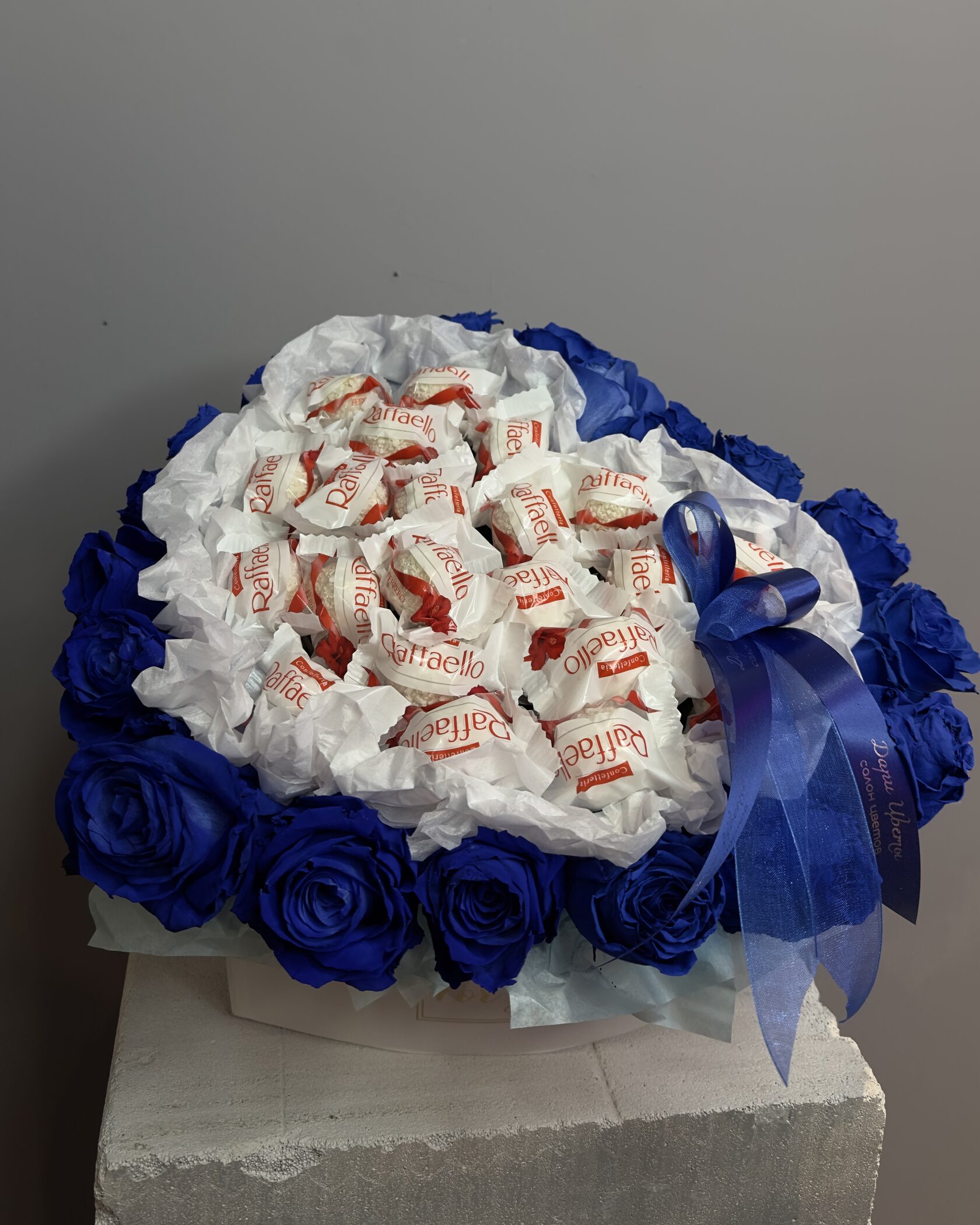 Коробка с синими розами и рафаэлло №114