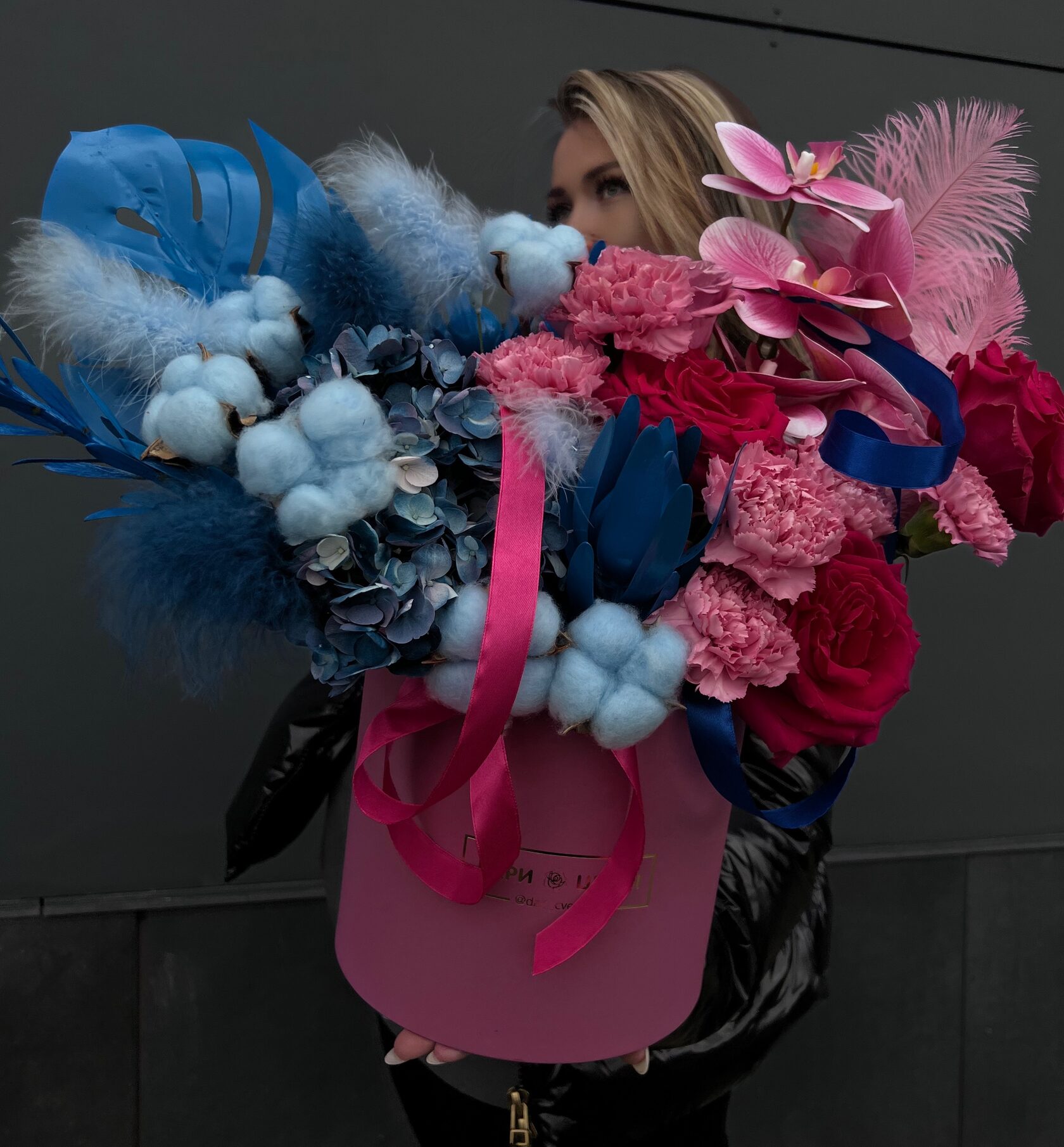 Коробка с сочным наполнением из гортензии, роз, диантусов, орхидеи, протеи, хлопка и элементами декора №6