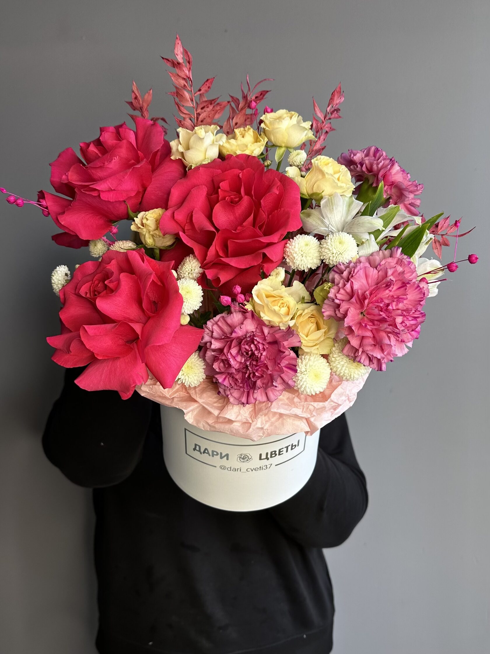 Коробка с сочными французскими розами, хризантемой, диантусами №20