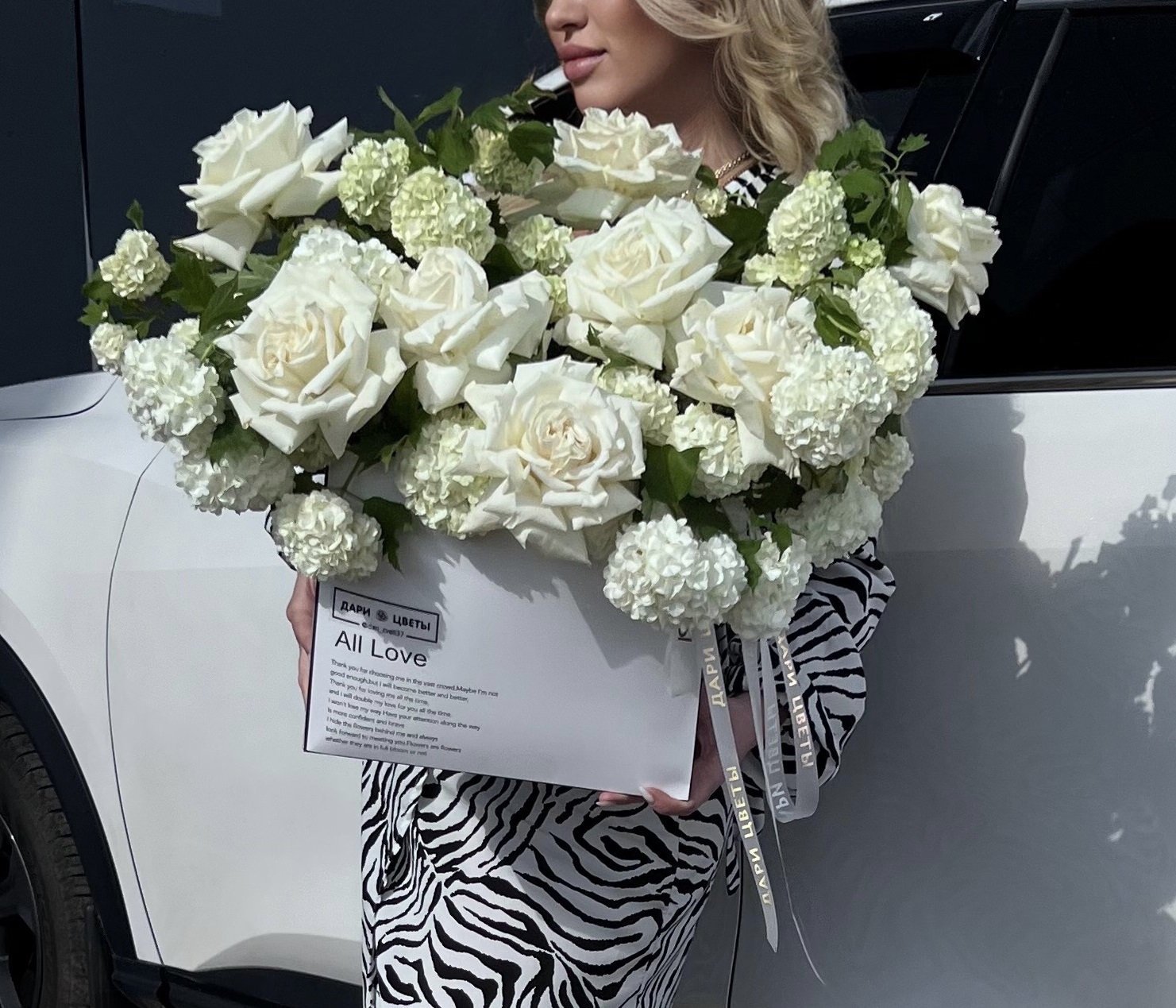 Коробка с воздушным белым наполнением из гортензии и французских роз №21