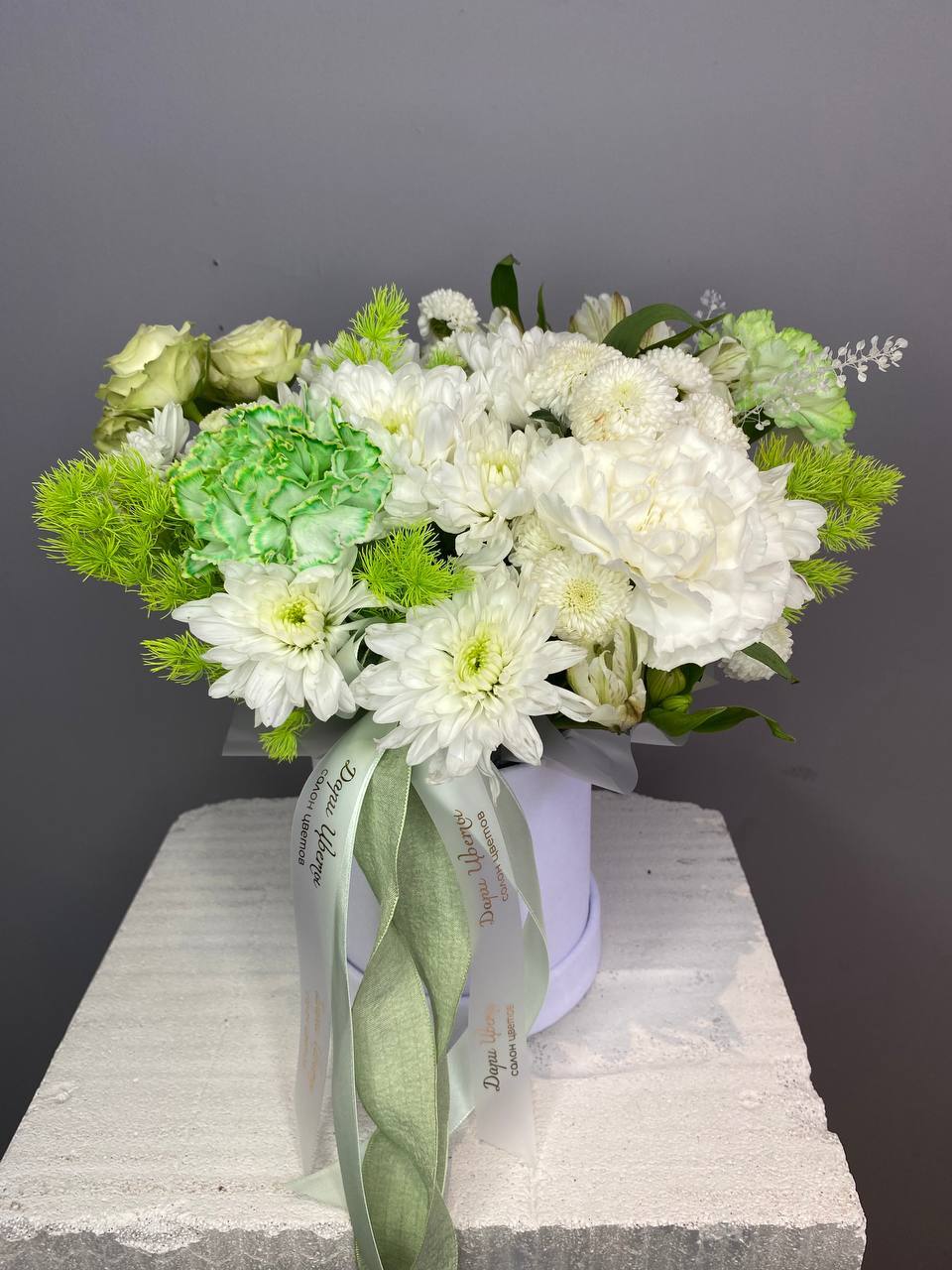 Коробка с зелеными и белыми хризантемами и диантусами №110