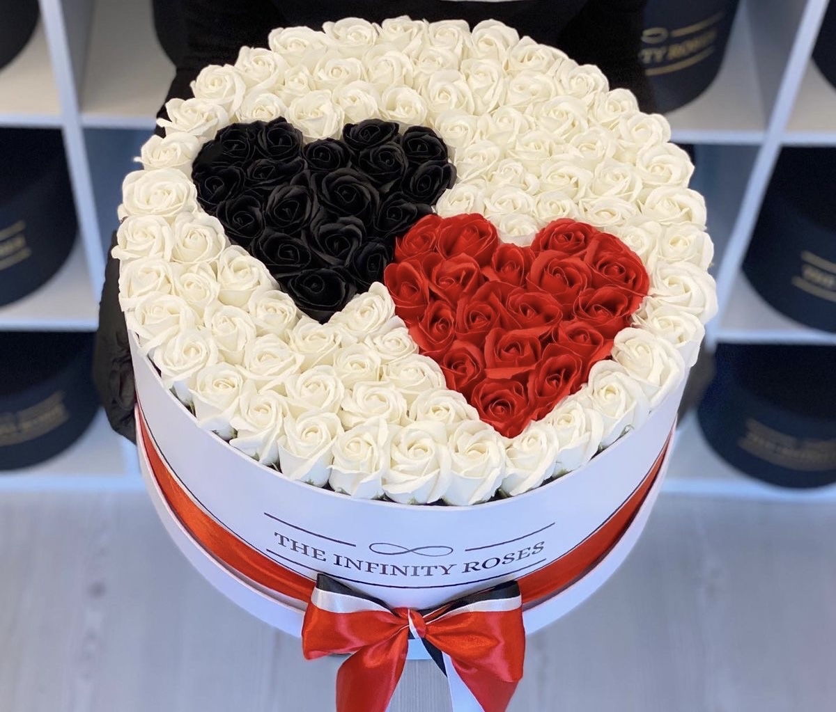 Коробка-сердечко с белыми, черными и красными розами №105