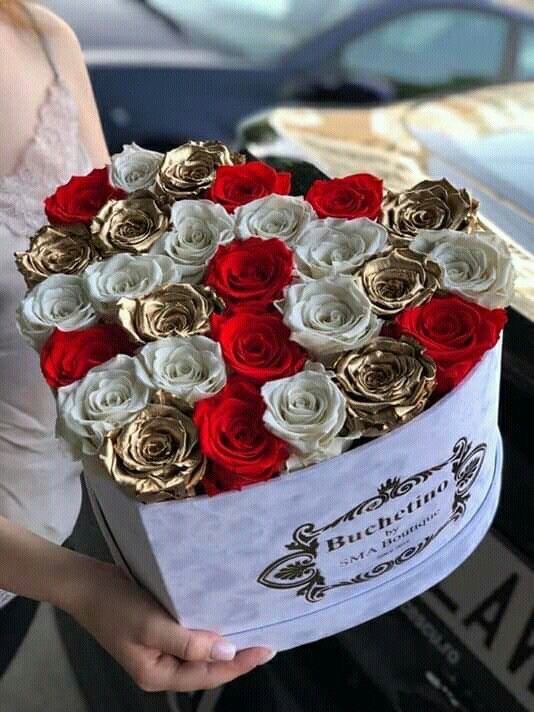 Коробка-сердечко с крашеными красными и белыми розами №30