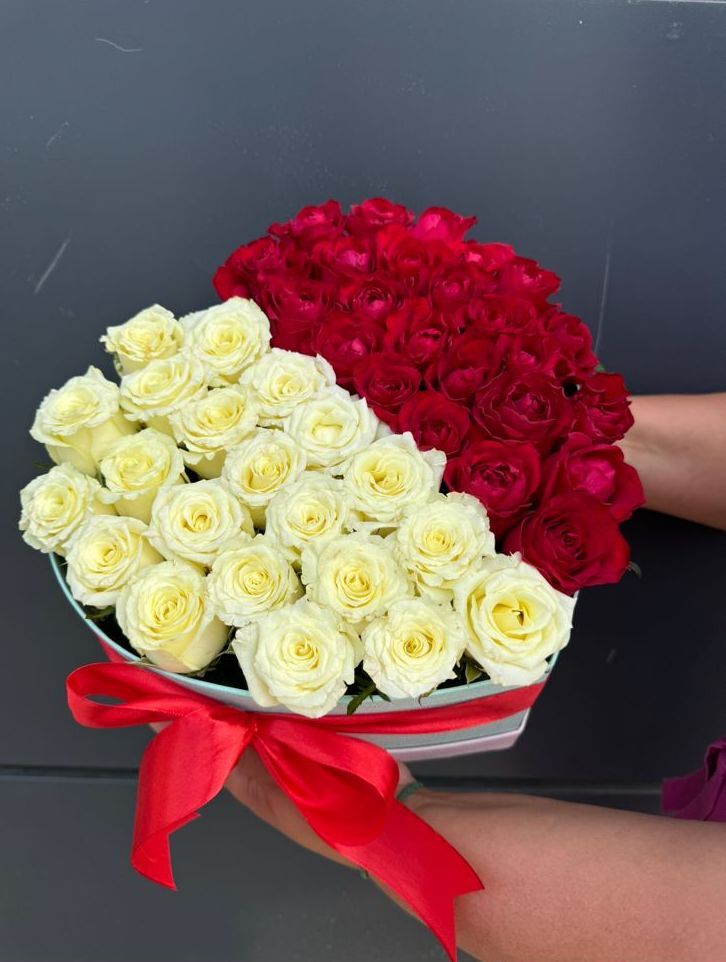 Коробка-сердечко с красными и белыми розами №8