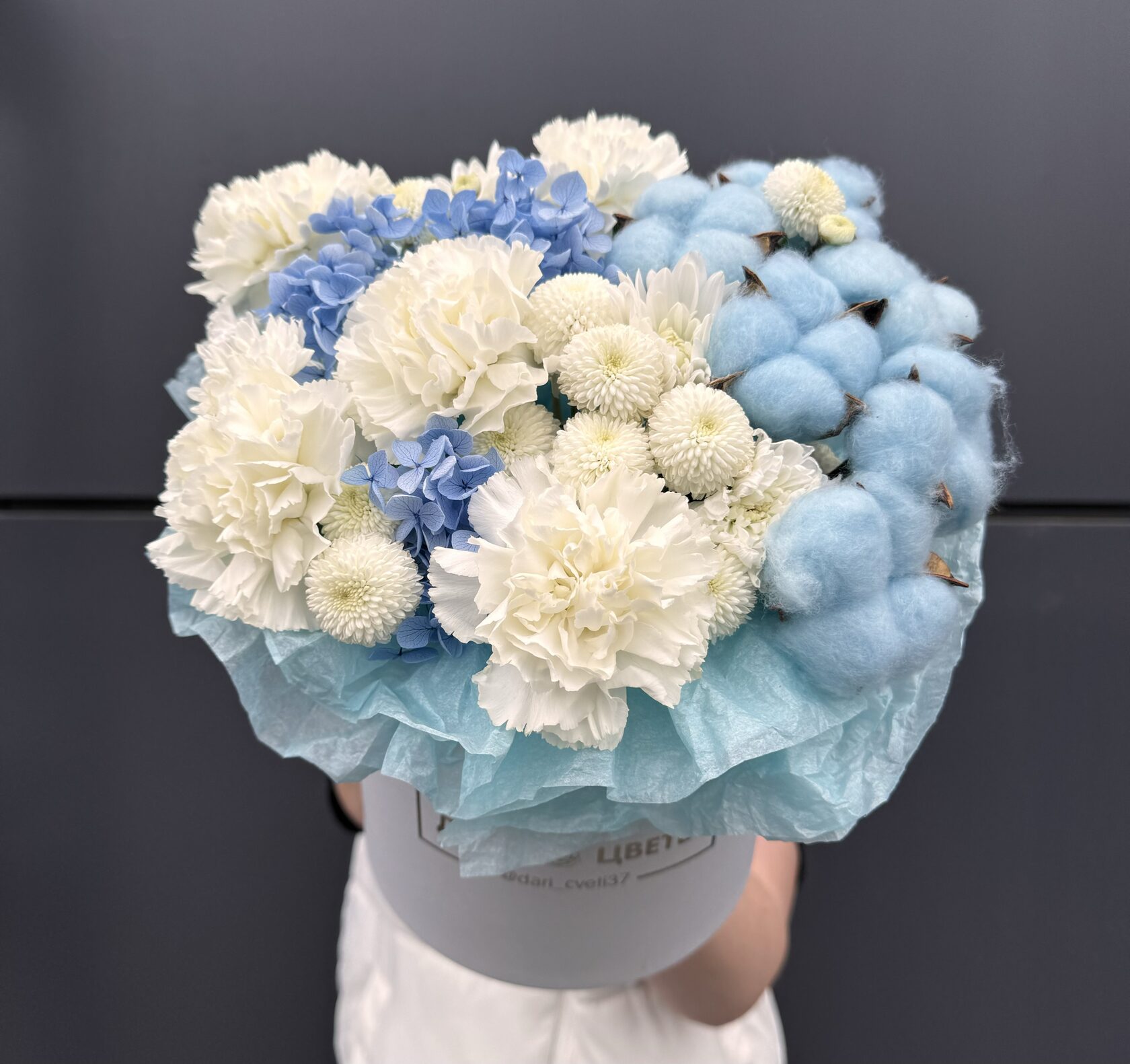 Коробка в бело-голубой гамме с диантусами, хлопком, хризантемами и стабилизированной гортензией №5