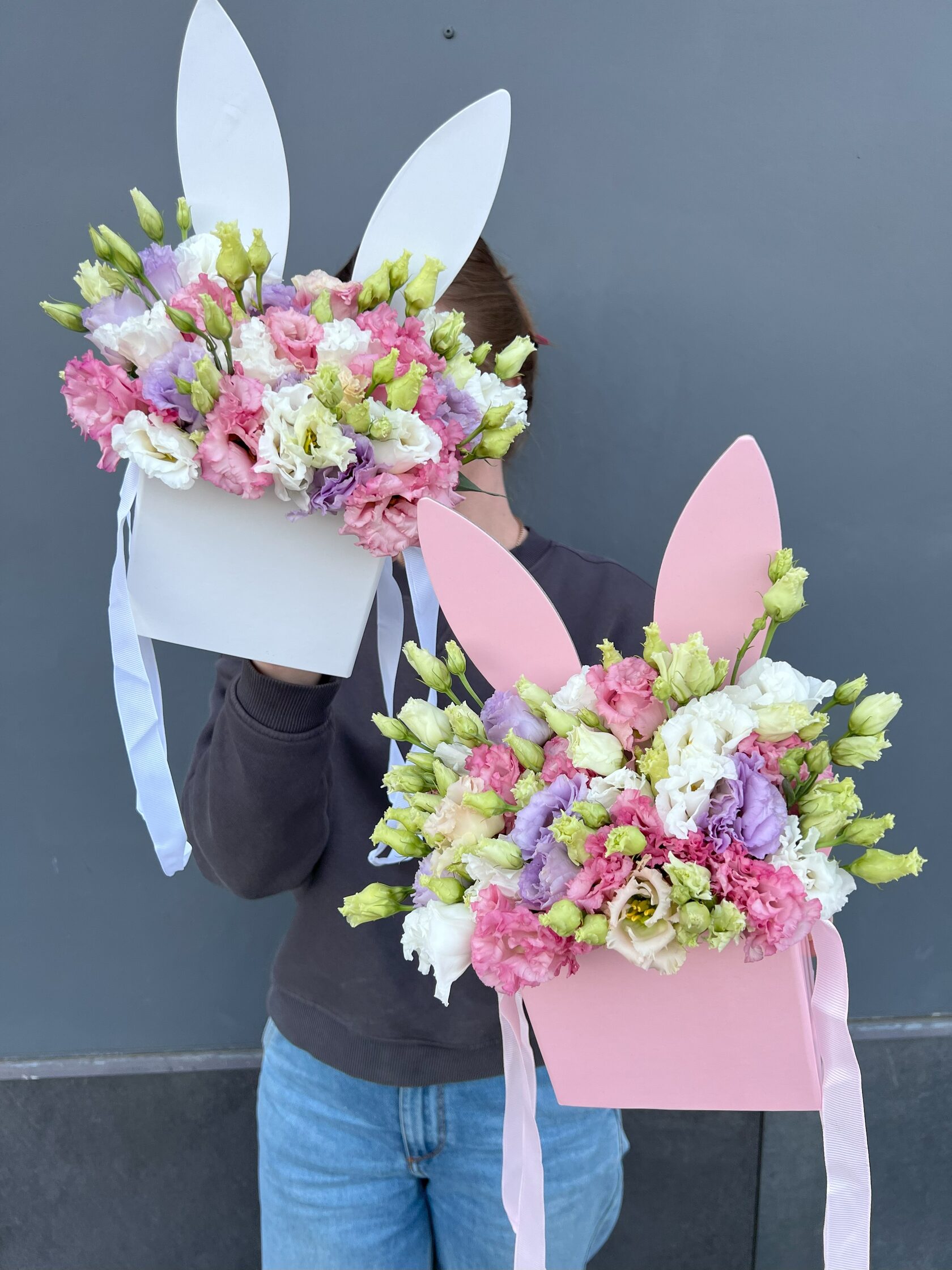 Коробка-зайка с эустомой разных цветов №25