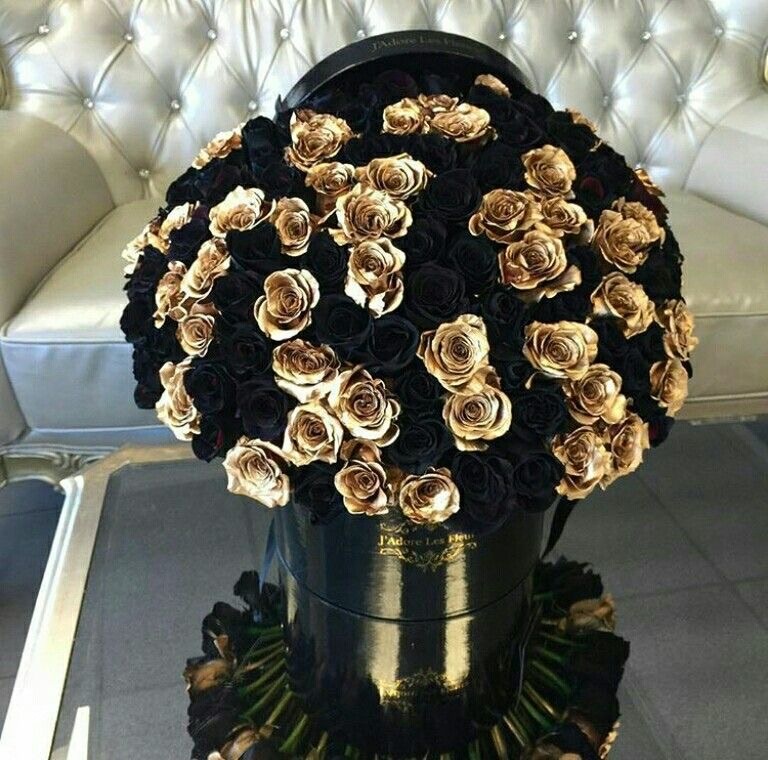 Коробочка из 101 черной и золотой розы №101