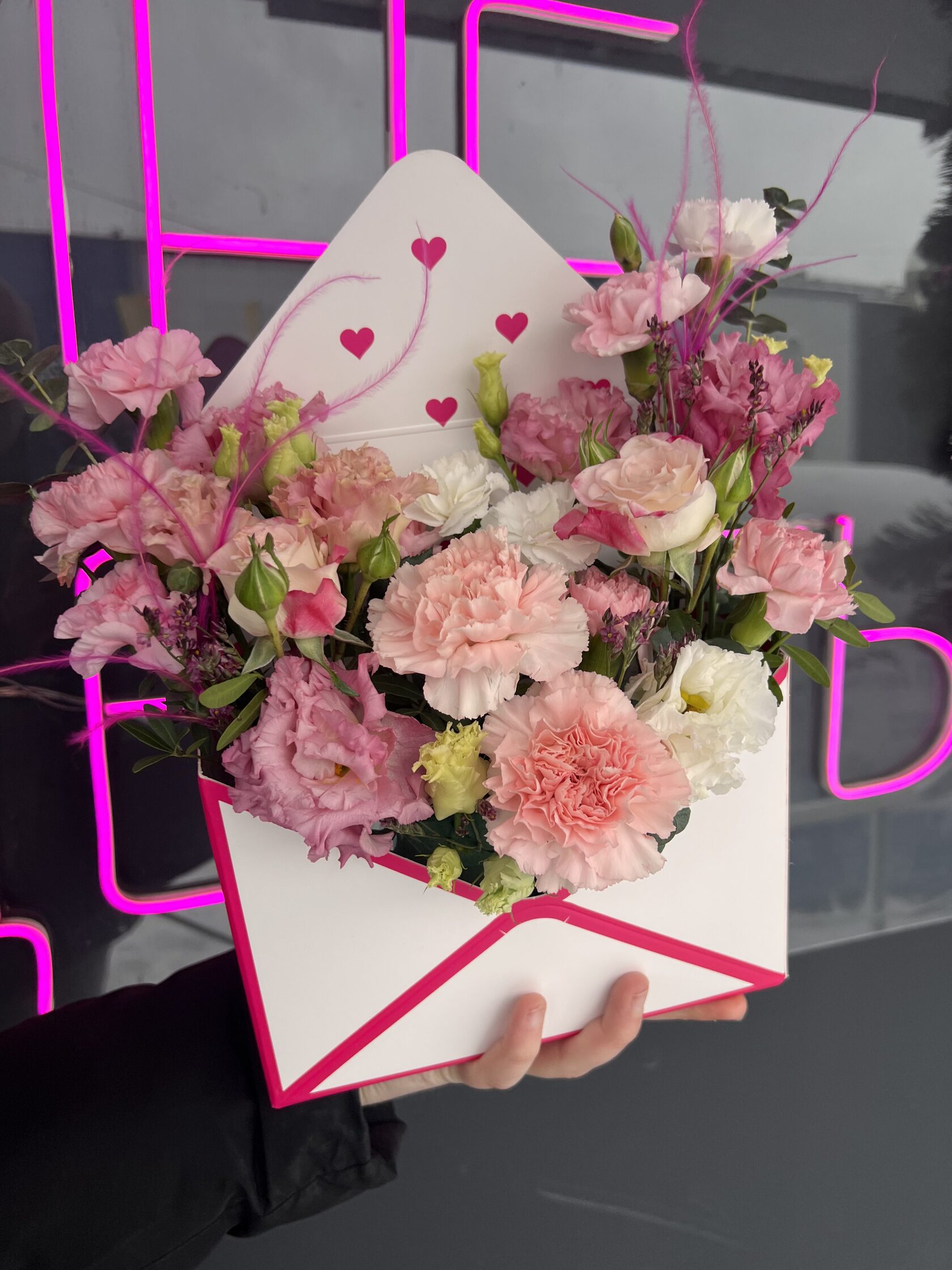 Коробочка-конверт с диантусами, эустомой №46