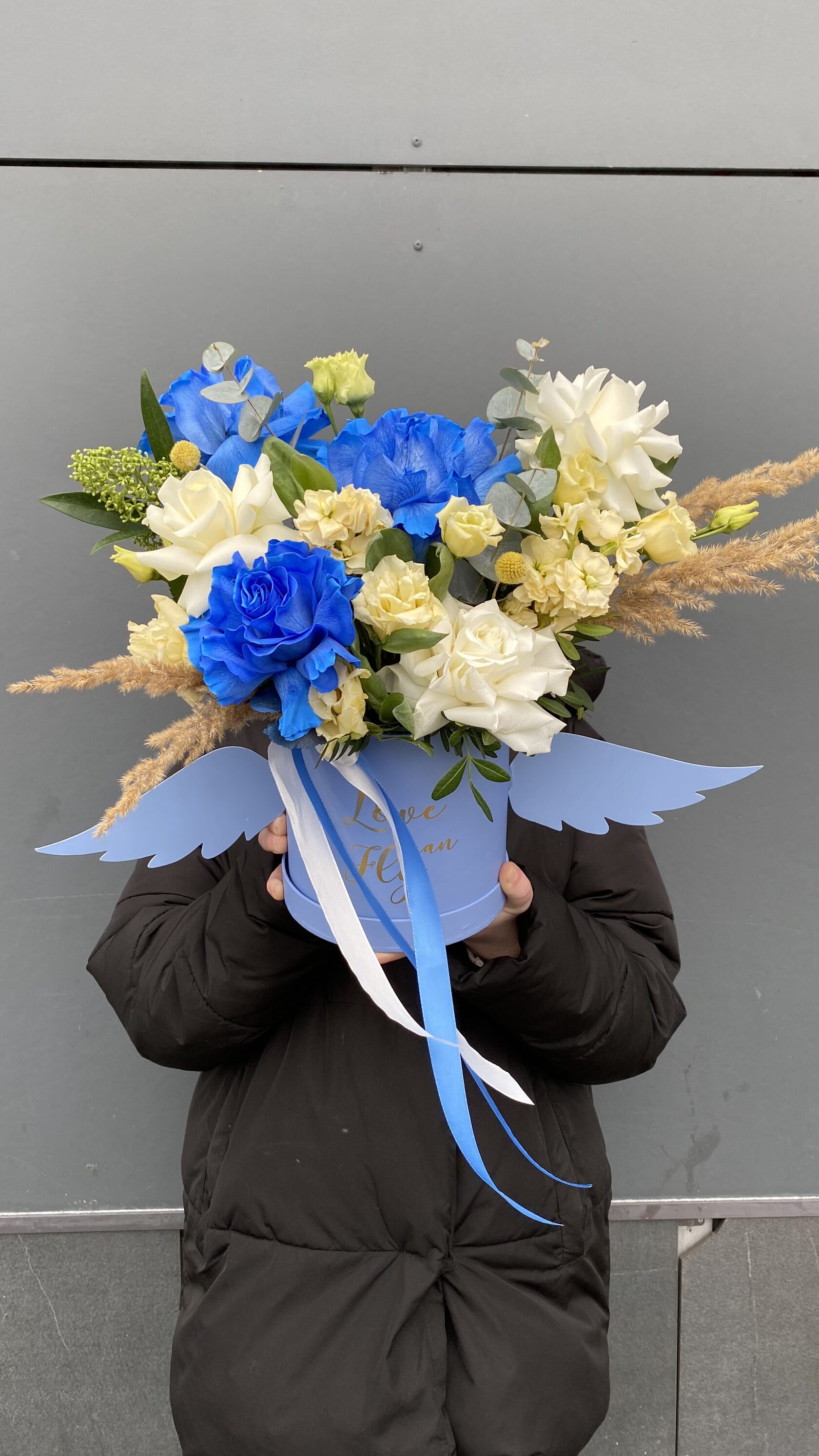 Коробочка с эксклюзивными синими розами, французскими розами, эустомой, эвкалиптом, украшенная декором №55