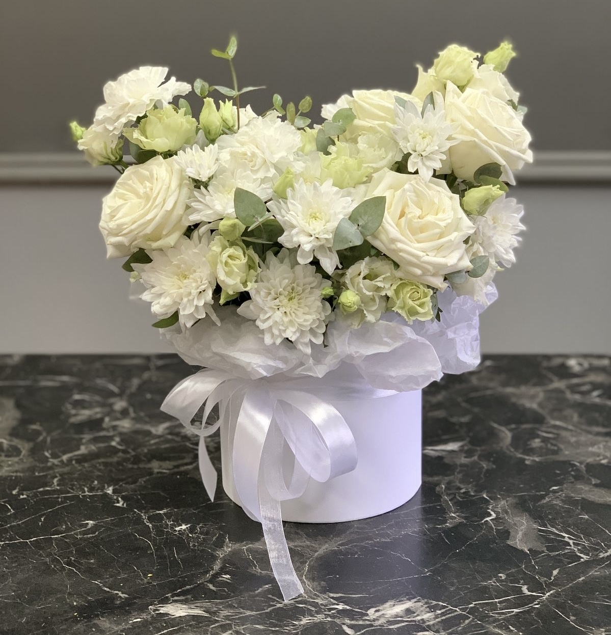 Коробочка с нежными былыми цветами: хризантема, эустома, розы №26