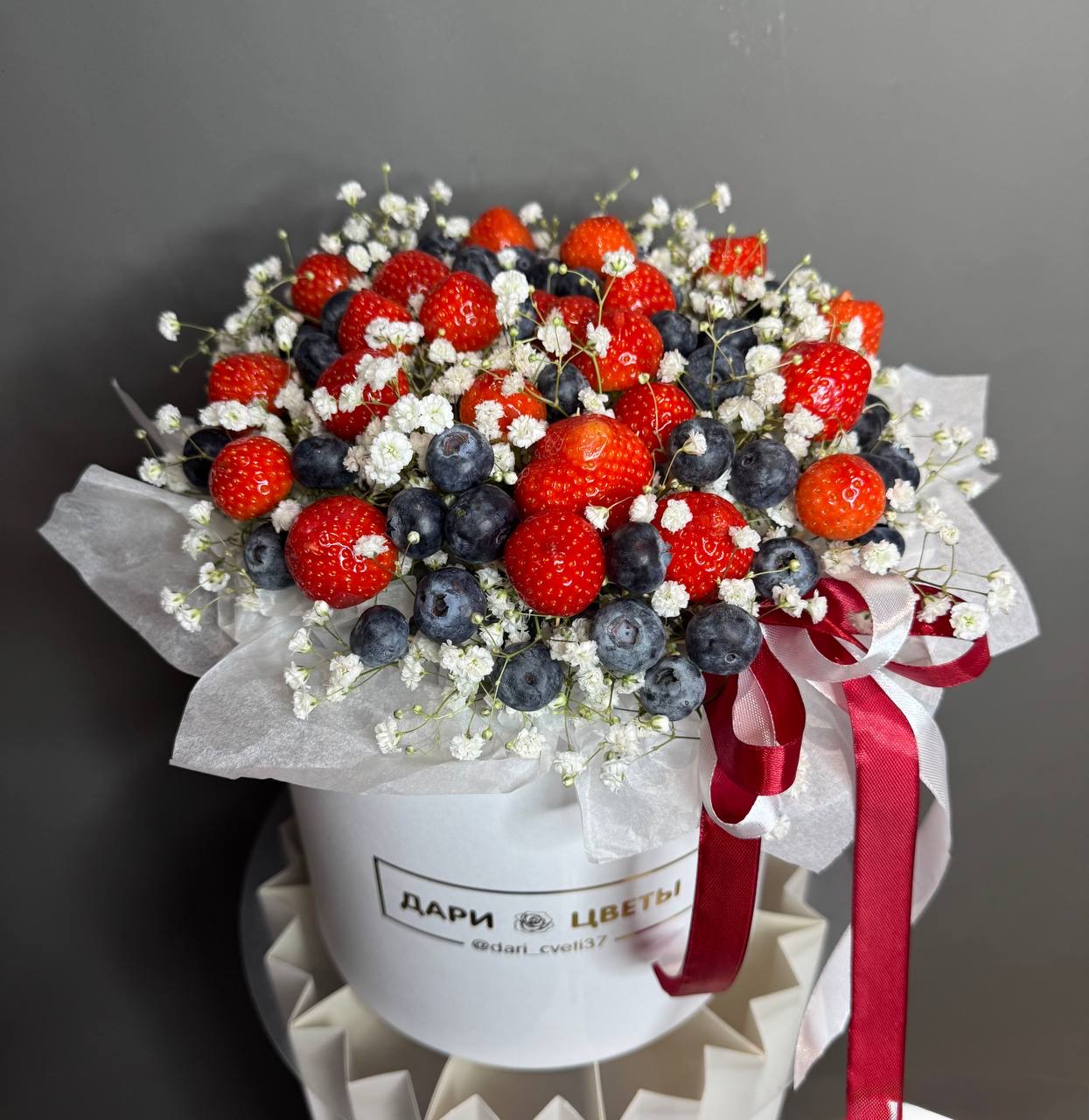 Коробочка с свежей клубникой и голубикой