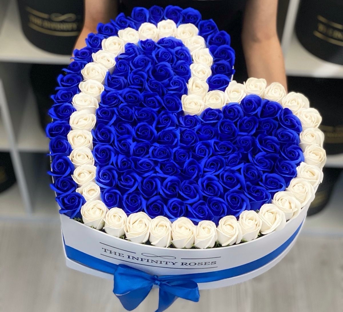 Коробочка-сердце из синих и белых роз №68
