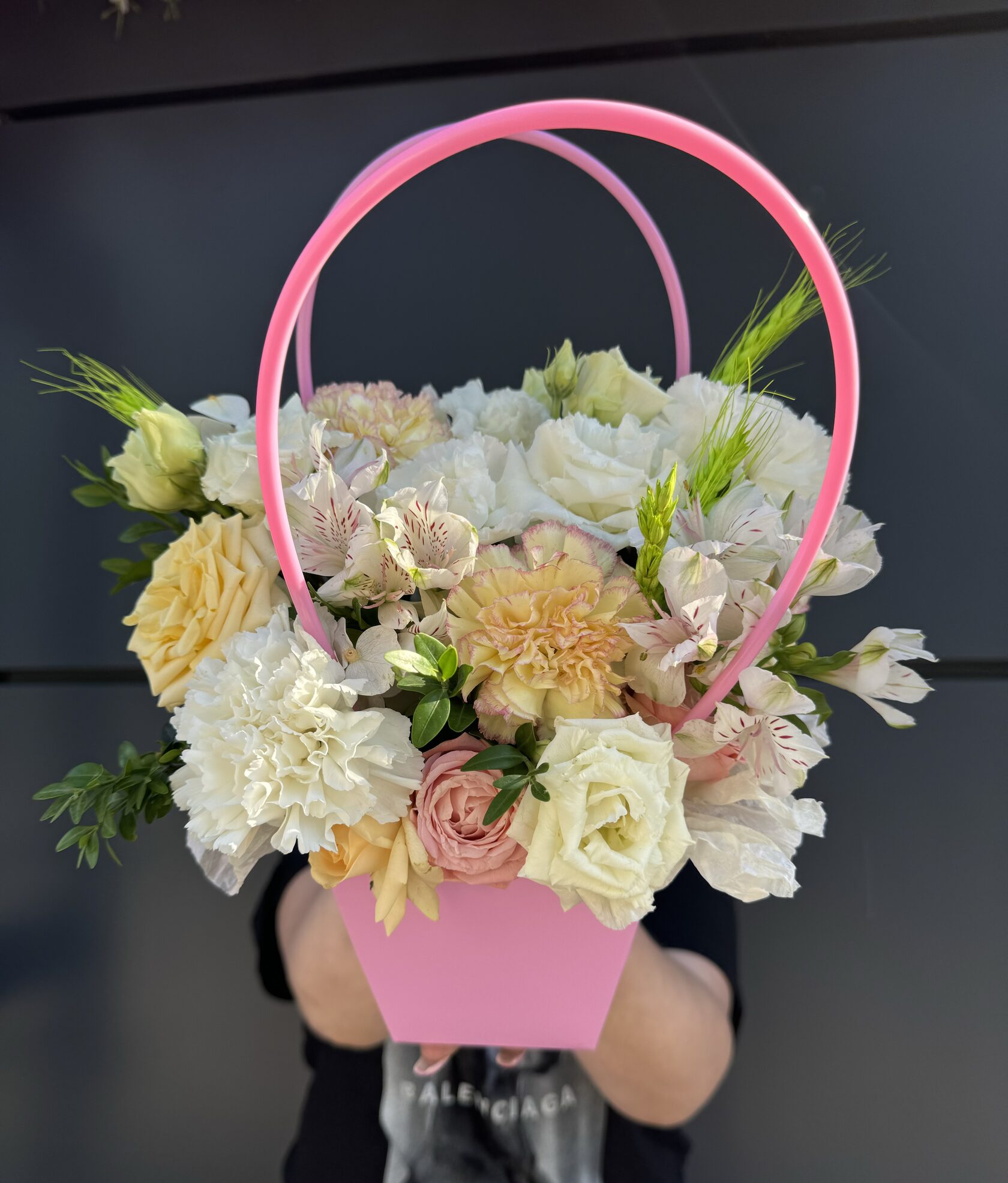 Коробочка-сумочка с эустомой, диантусами, розами, альстромерией №37