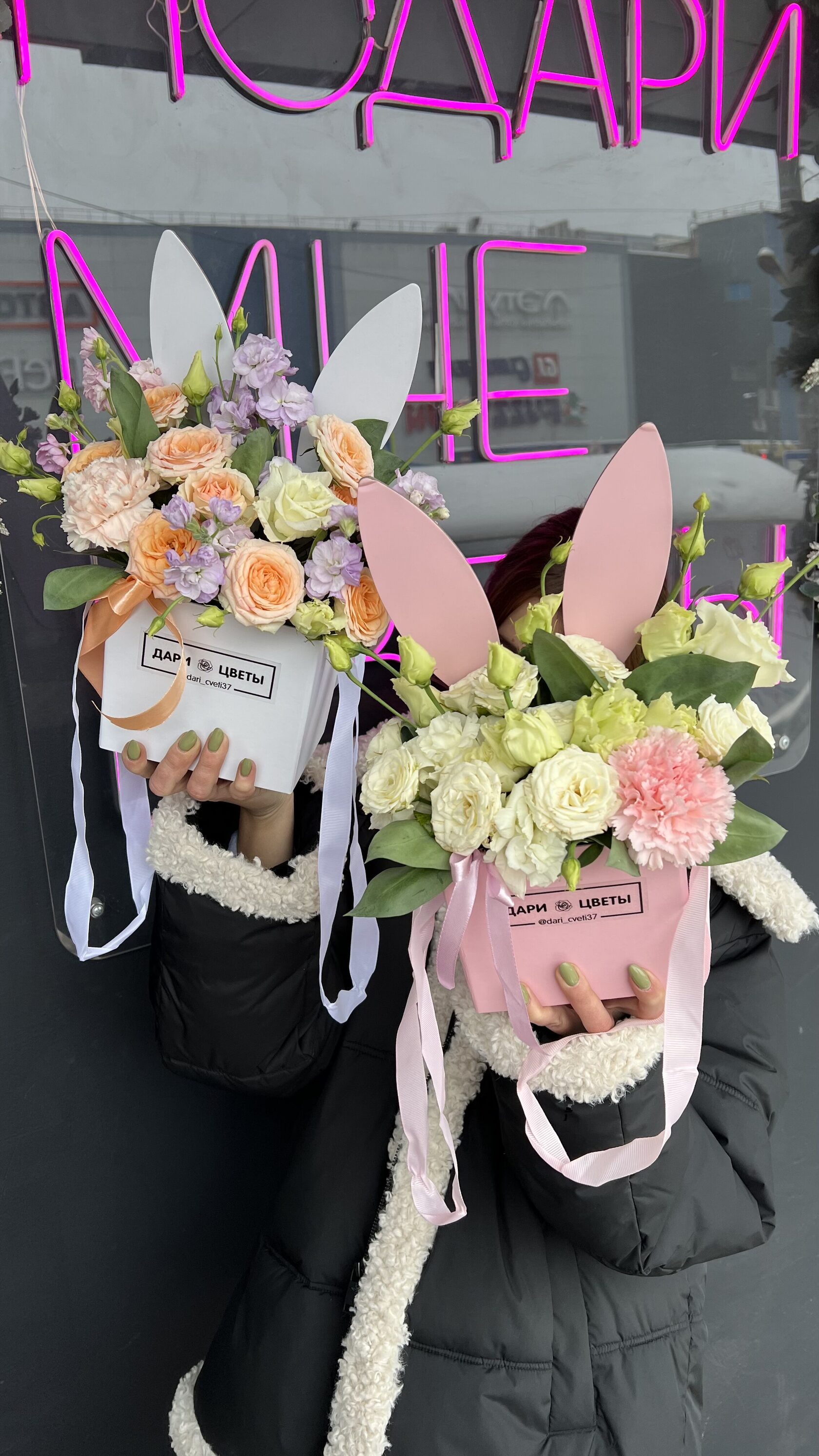 Коробочка-зайка с розами, эустомой, диантусами №86