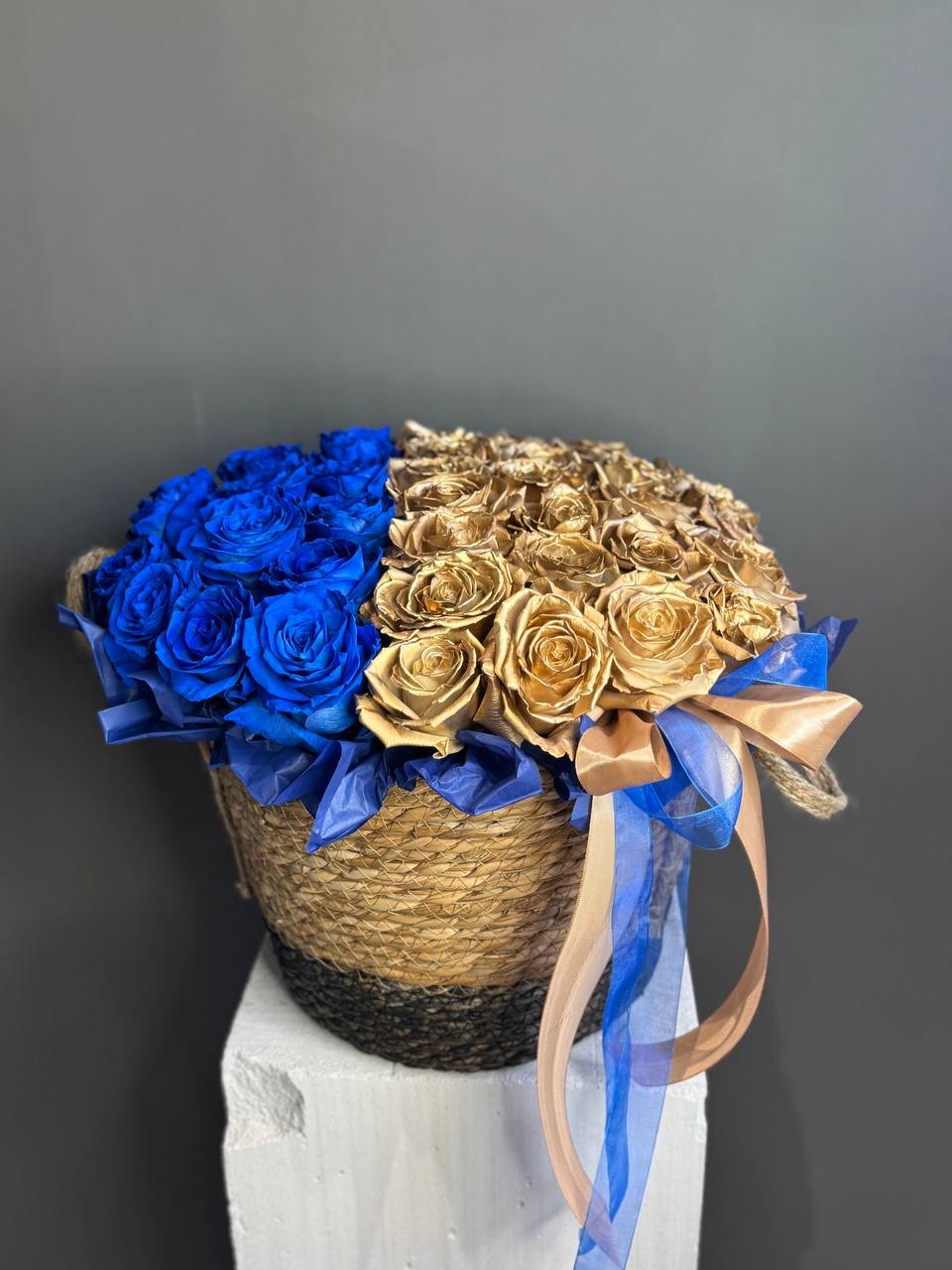 Корзина из синих и золотых роз