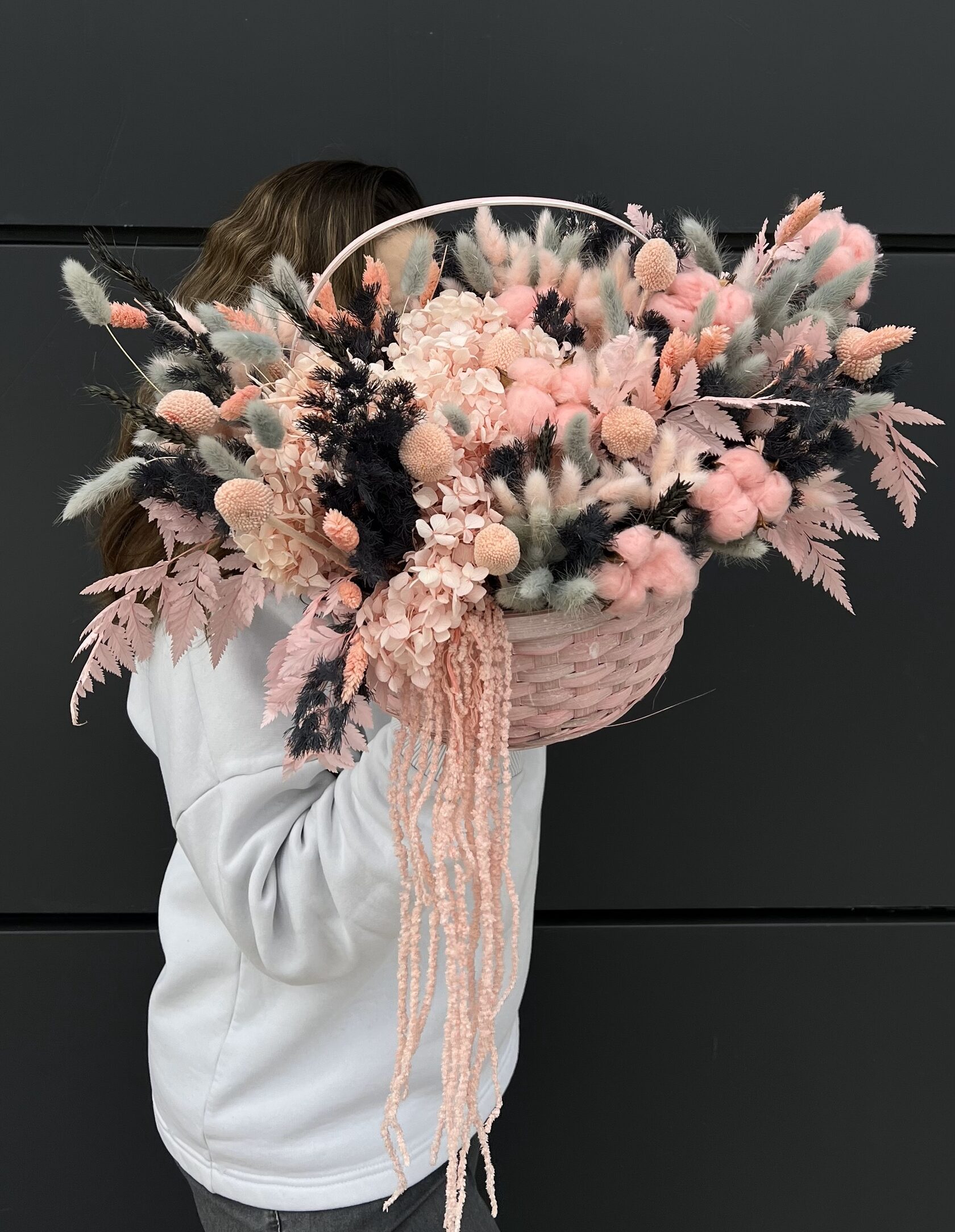 Корзина из сухоцветов: большая корзина из стабилизированных цветов №28