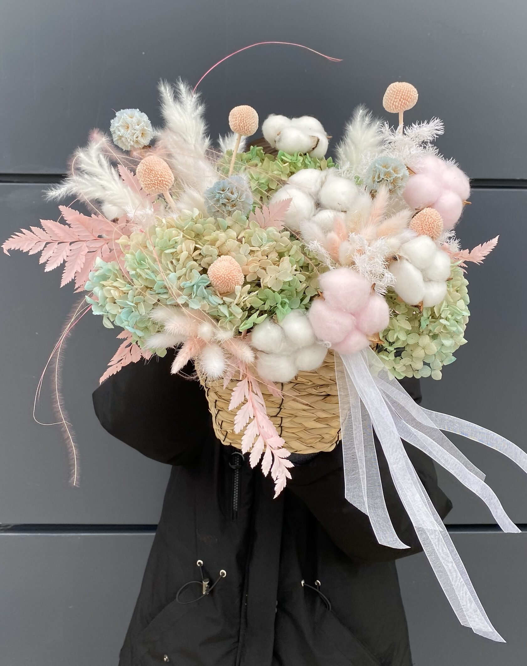 Корзина из сухоцветов: корзина из стабилизированных цветов с хлопком и лагурусом №29