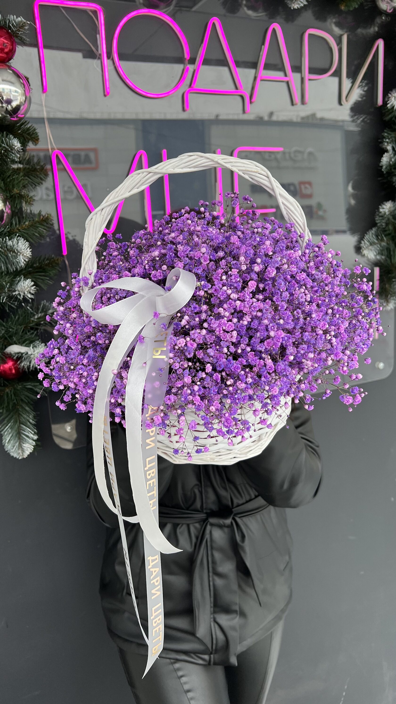 Корзина с фиолетовой гипсофилой, украшенная лентой №36