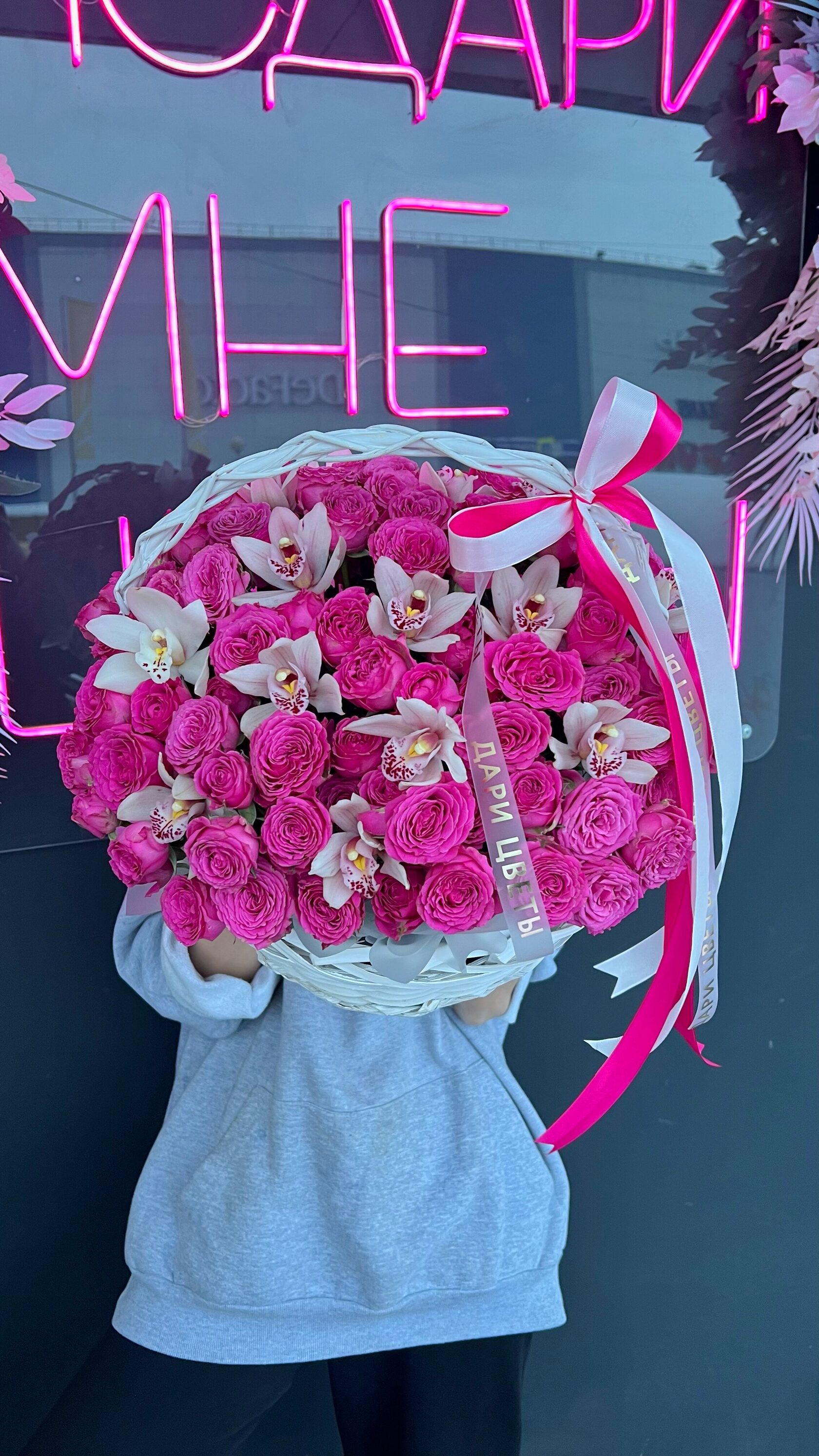 Корзина с яркими пионовидными кустовыми розочками и орхидеей №21