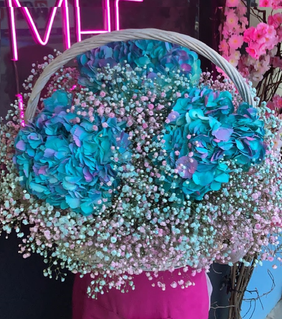 Корзина с яркой гортензией и облаком гипсофилы №30