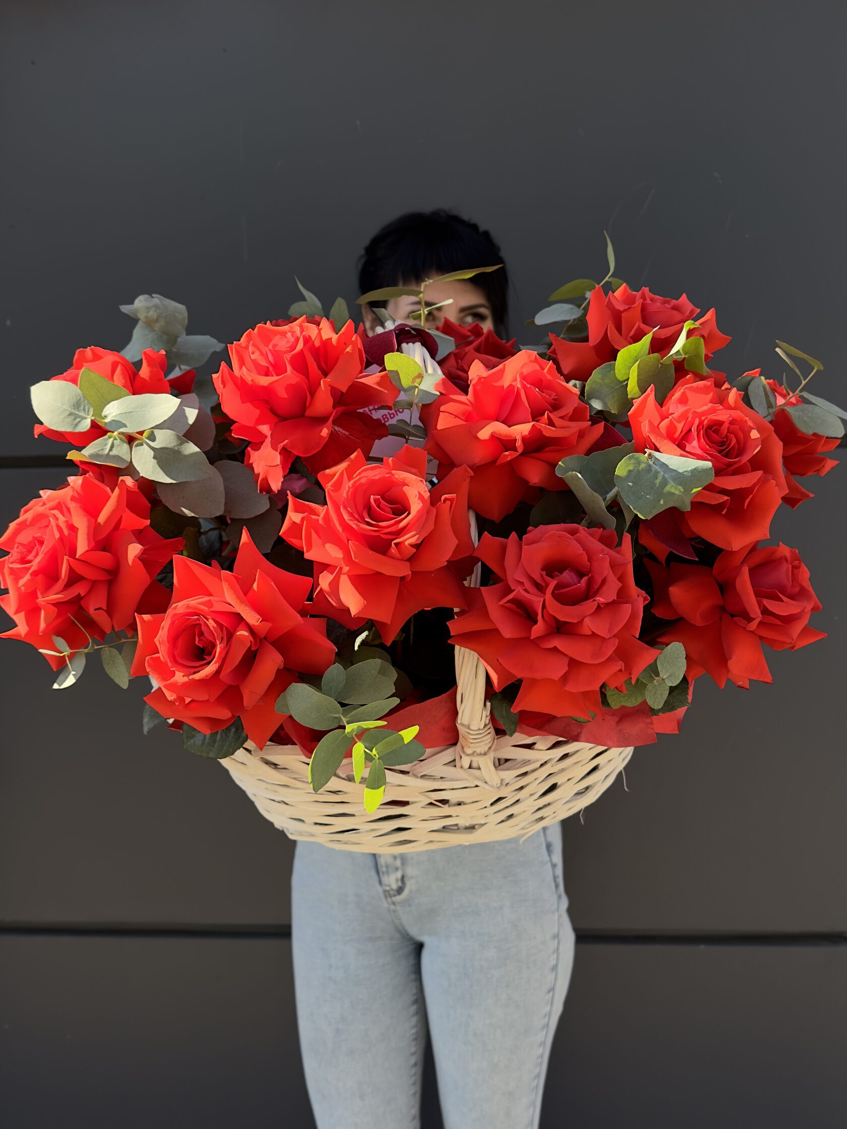 Корзина с коралловыми французскими розами №27