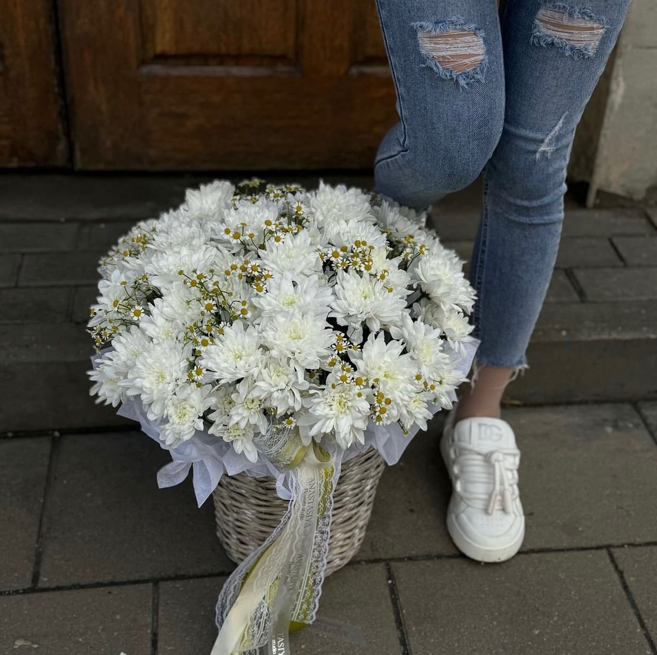 Корзина с кустовыми хризантемами и ромашками №34