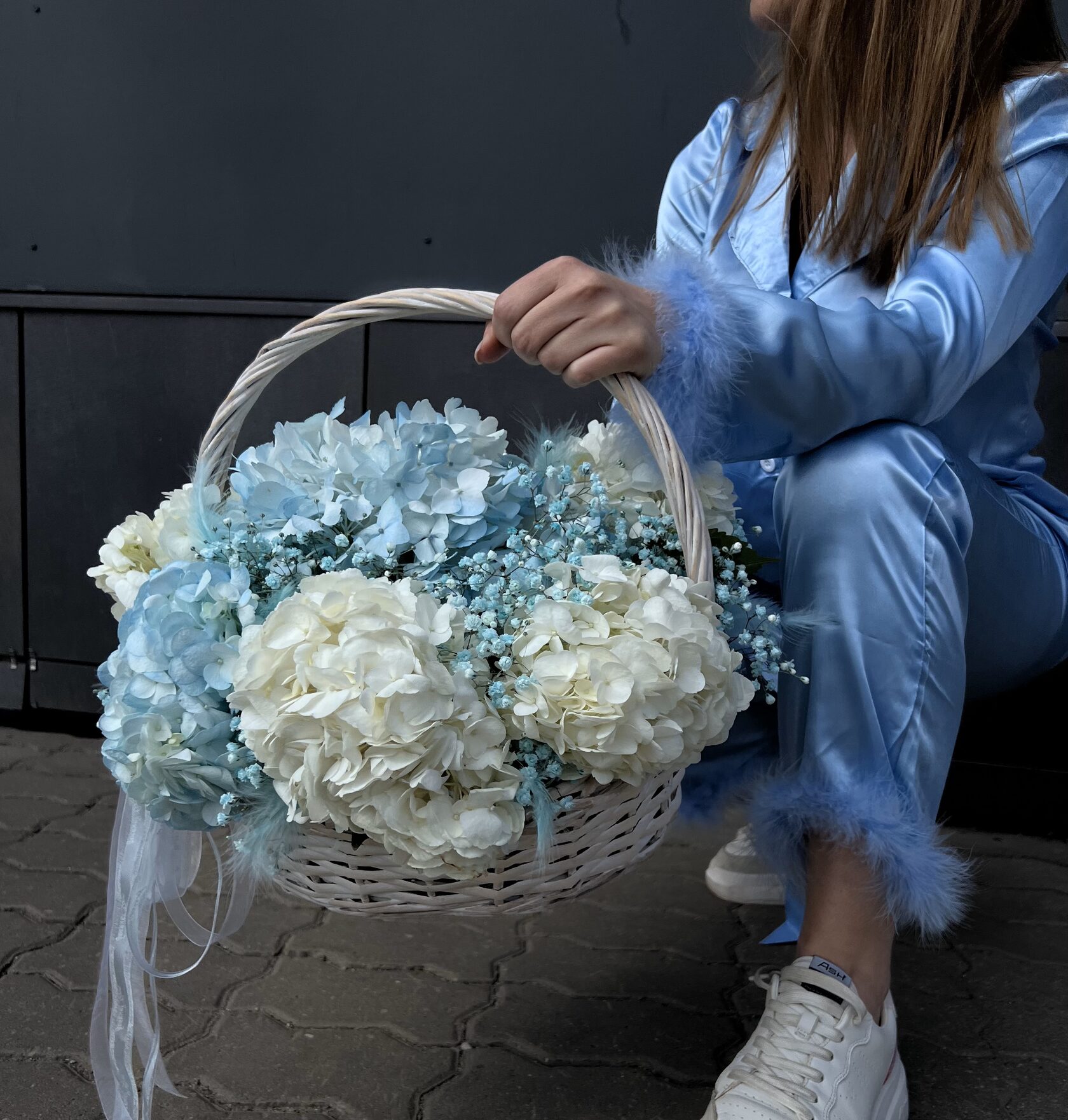Корзина с нежной белой и голубой гортензией, дополненная гипсофилой №5