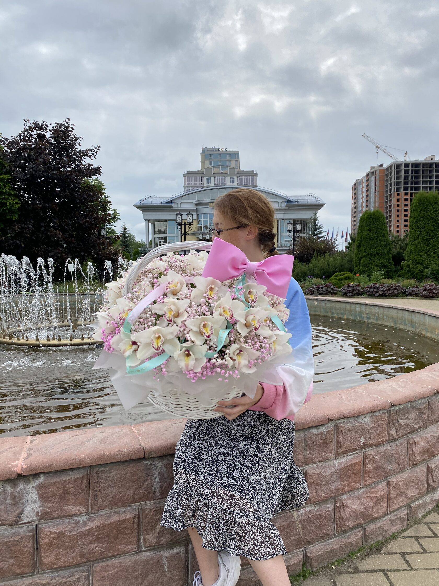 Корзина с орхидеей и гипсофилой, украшенная бантом и лентами № 39