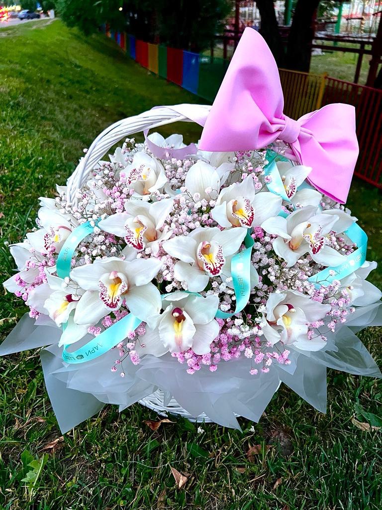 Корзина с орхидеей и гипсофилой, украшенная бантом и лентами № 39