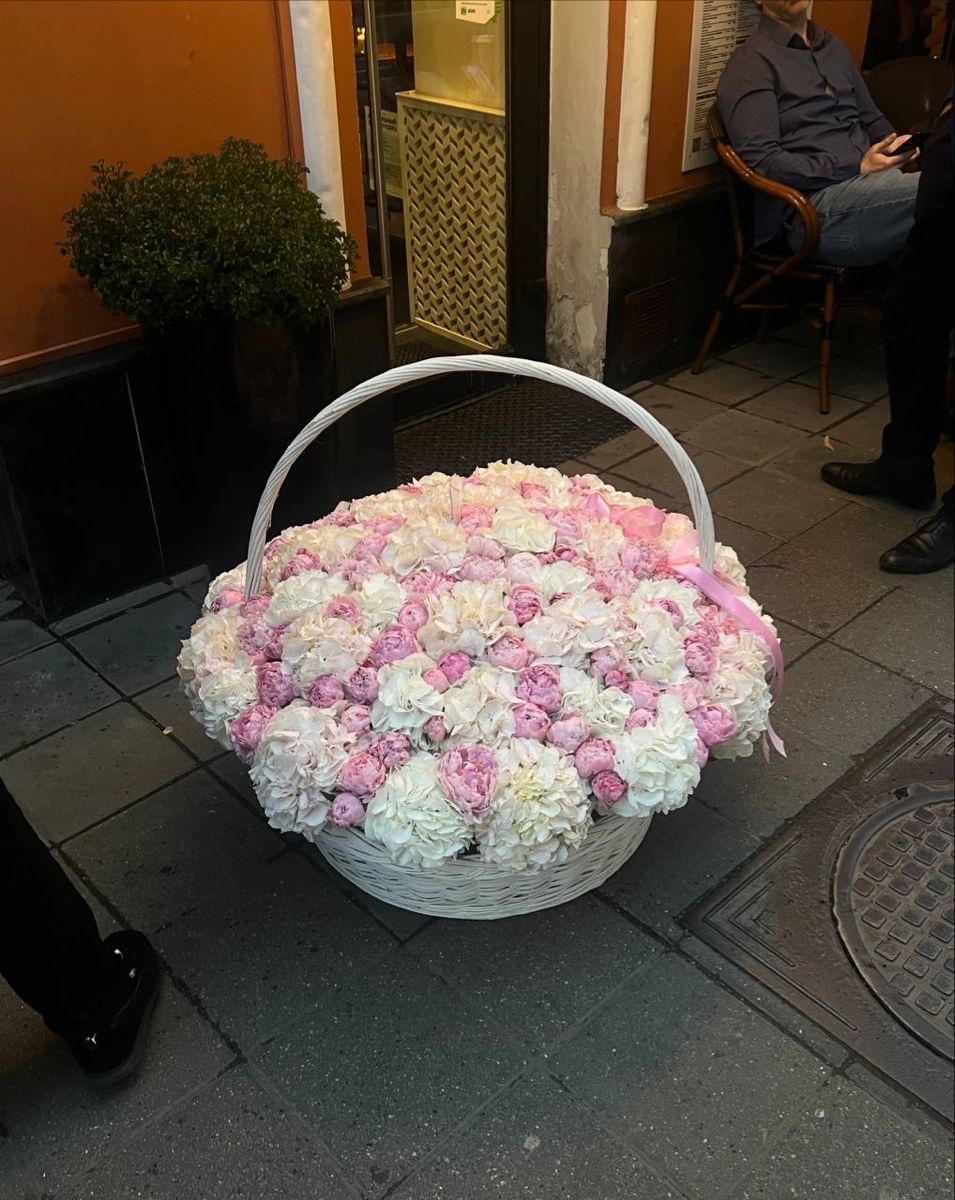 Корзина с пионами и гортензией №47