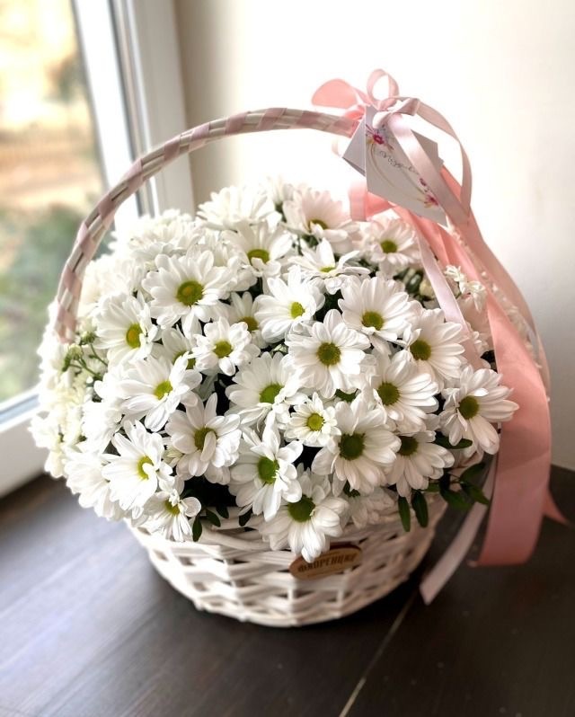 Корзина с ромашковыми хризантемами №42