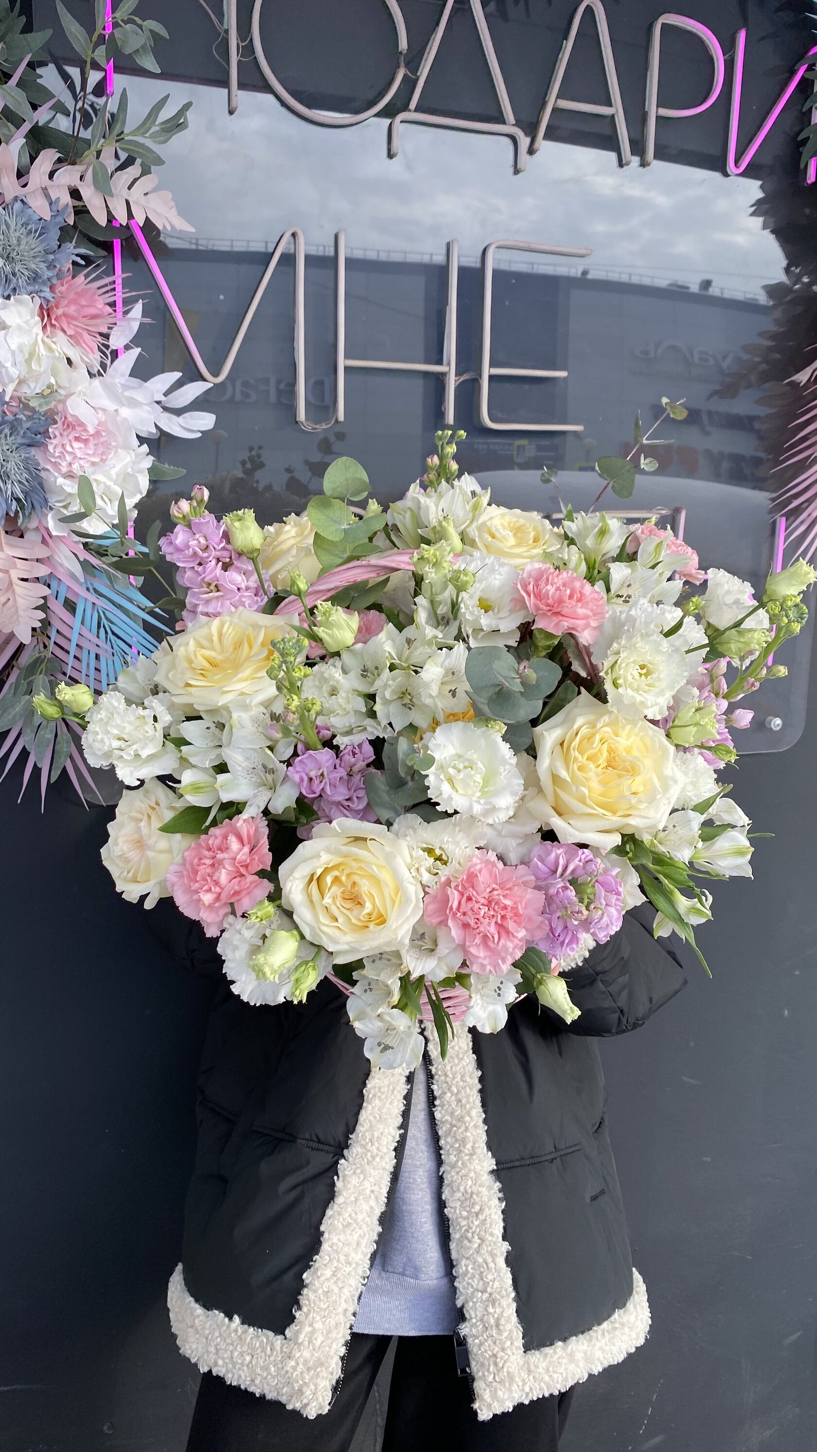 Корзина с розами, эустомой, альстромерией, диантусами, маттиолой, эвкалиптом №22