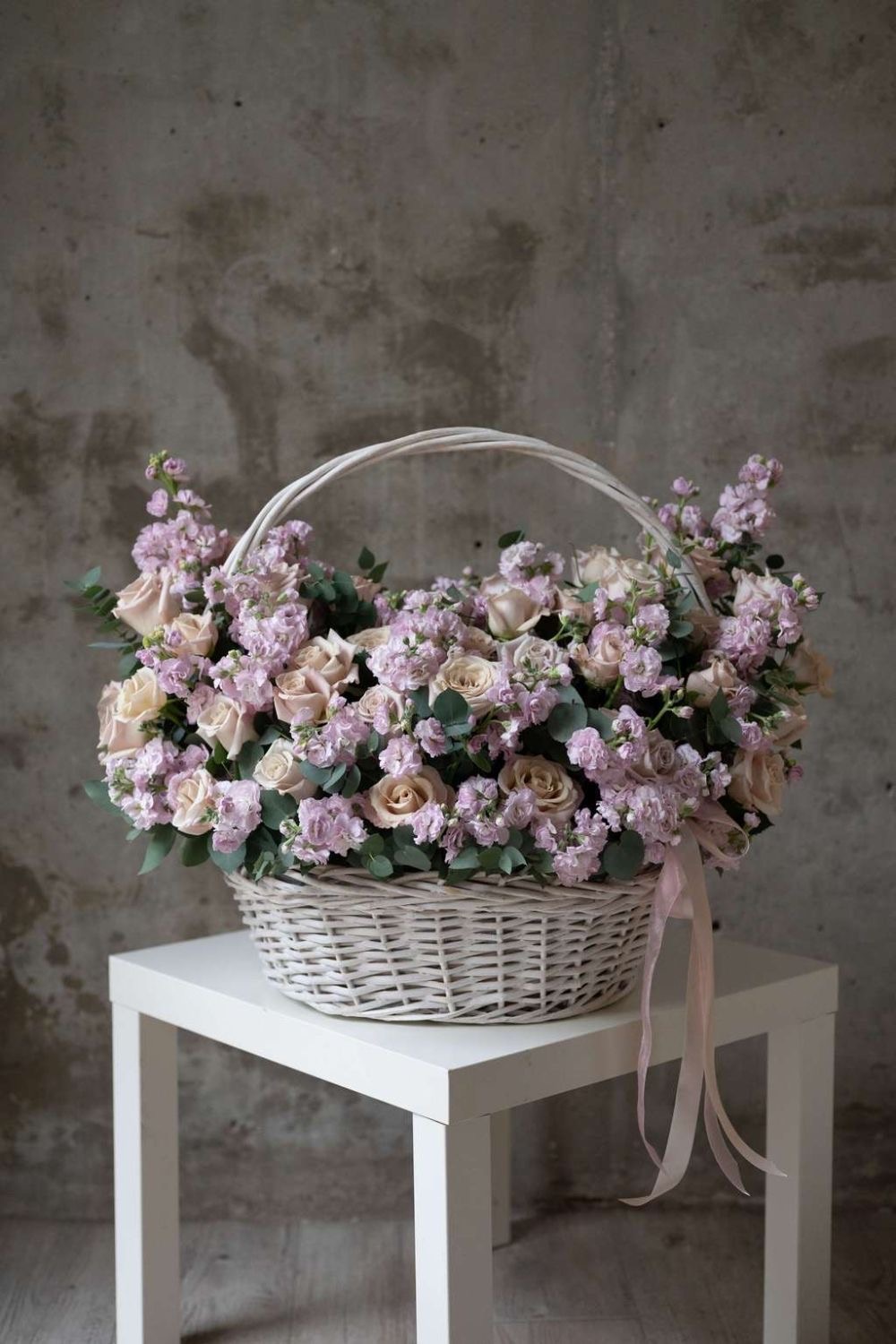 Корзина с розами и пышной маттиолой №45