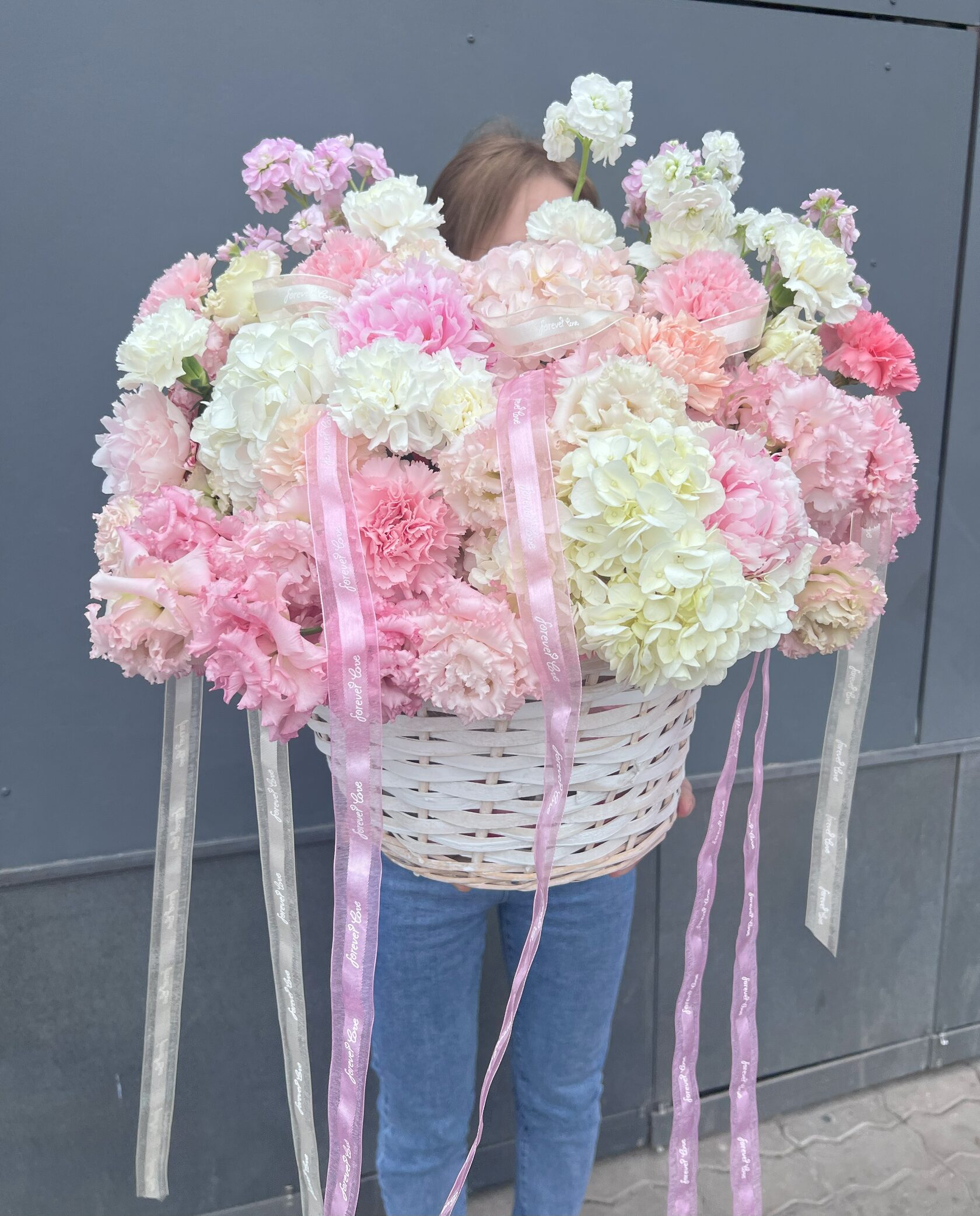 Корзина с воздушным пышным наполнением из гортензии, эустомы, диантусов, маттиолы №49