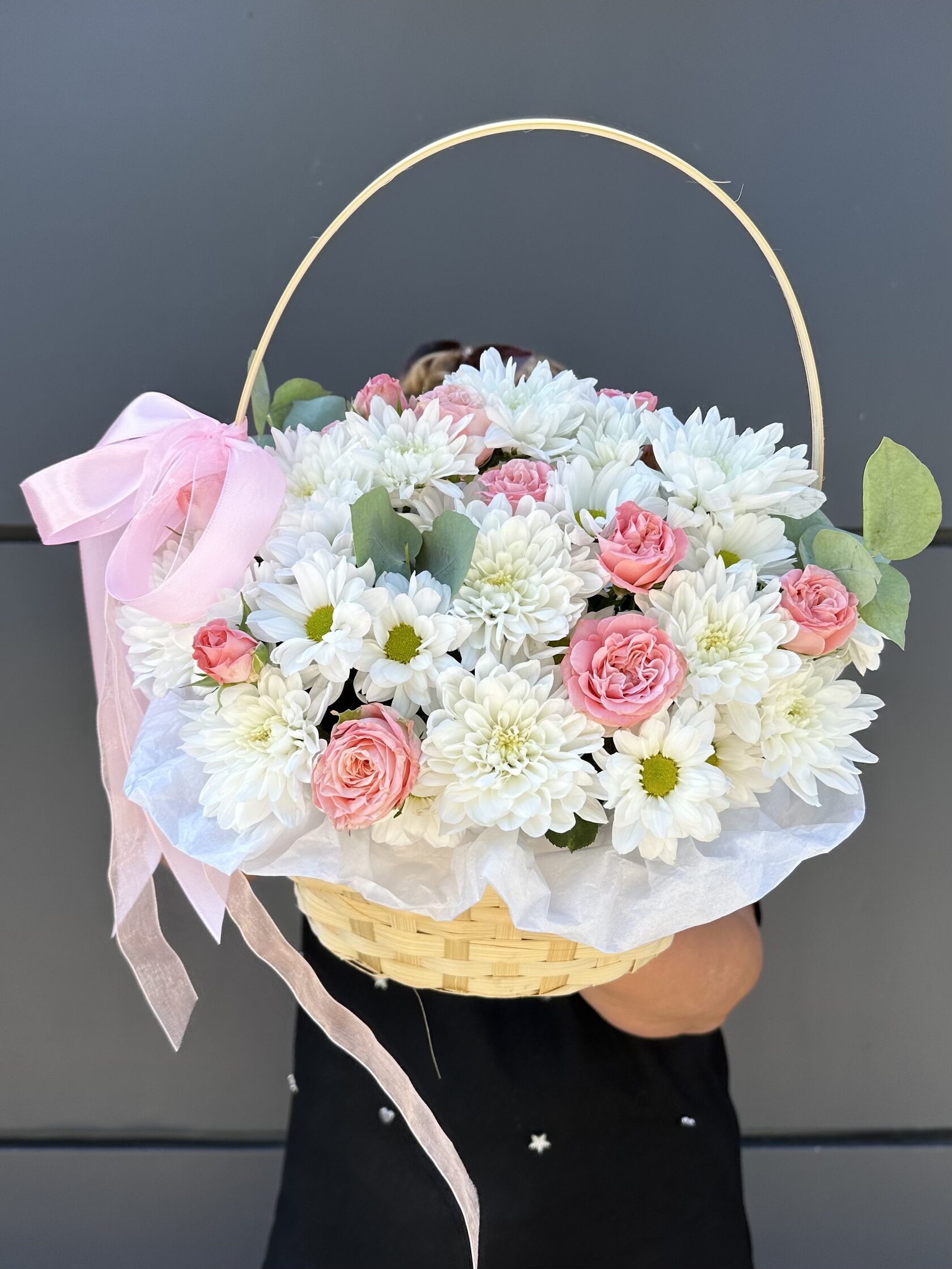 Корзина с хризантемами, эвкалиптом и розами №8