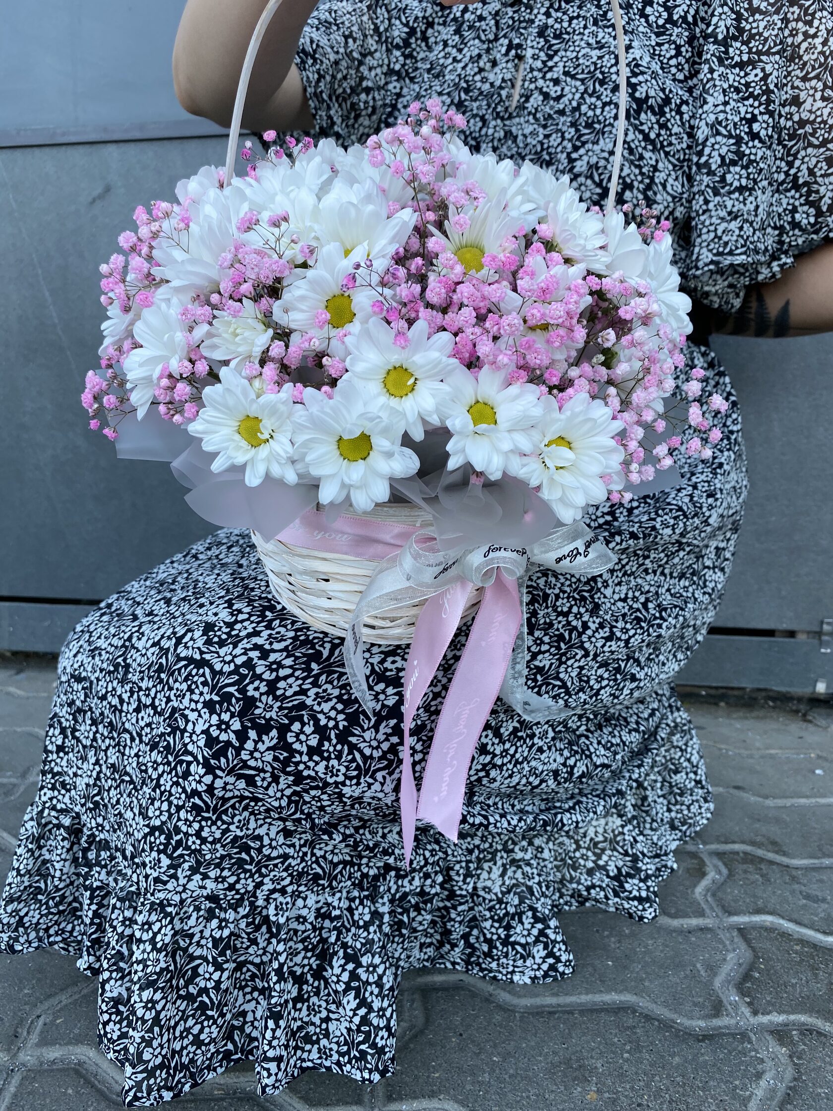 Корзина с хризантемами и гипсофилой №40