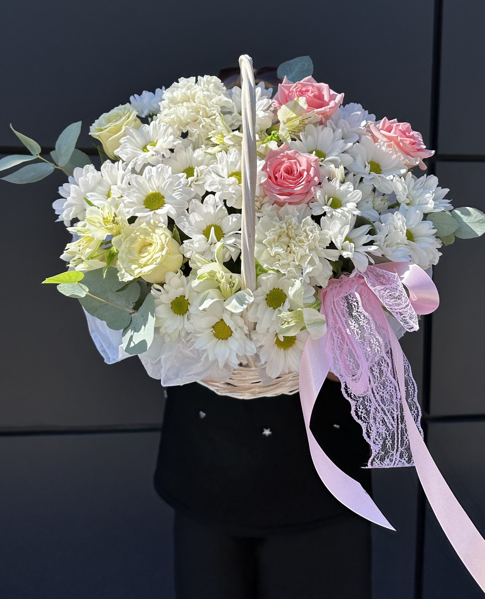 Корзина с хризантемами, розами, эвкалиптом №15