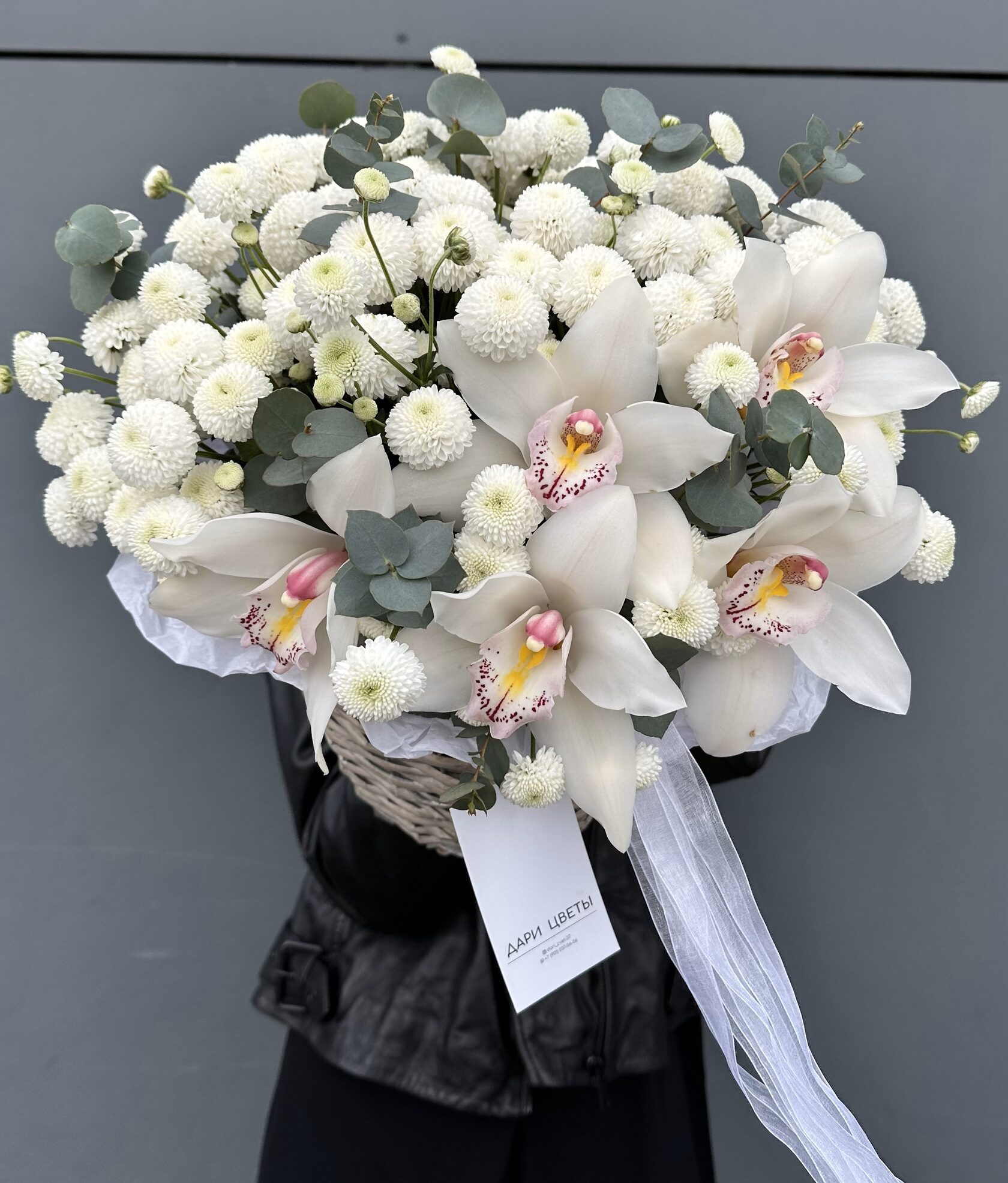 Корзина в белыми орхидеями, хризантемами и эвкалиптом №2