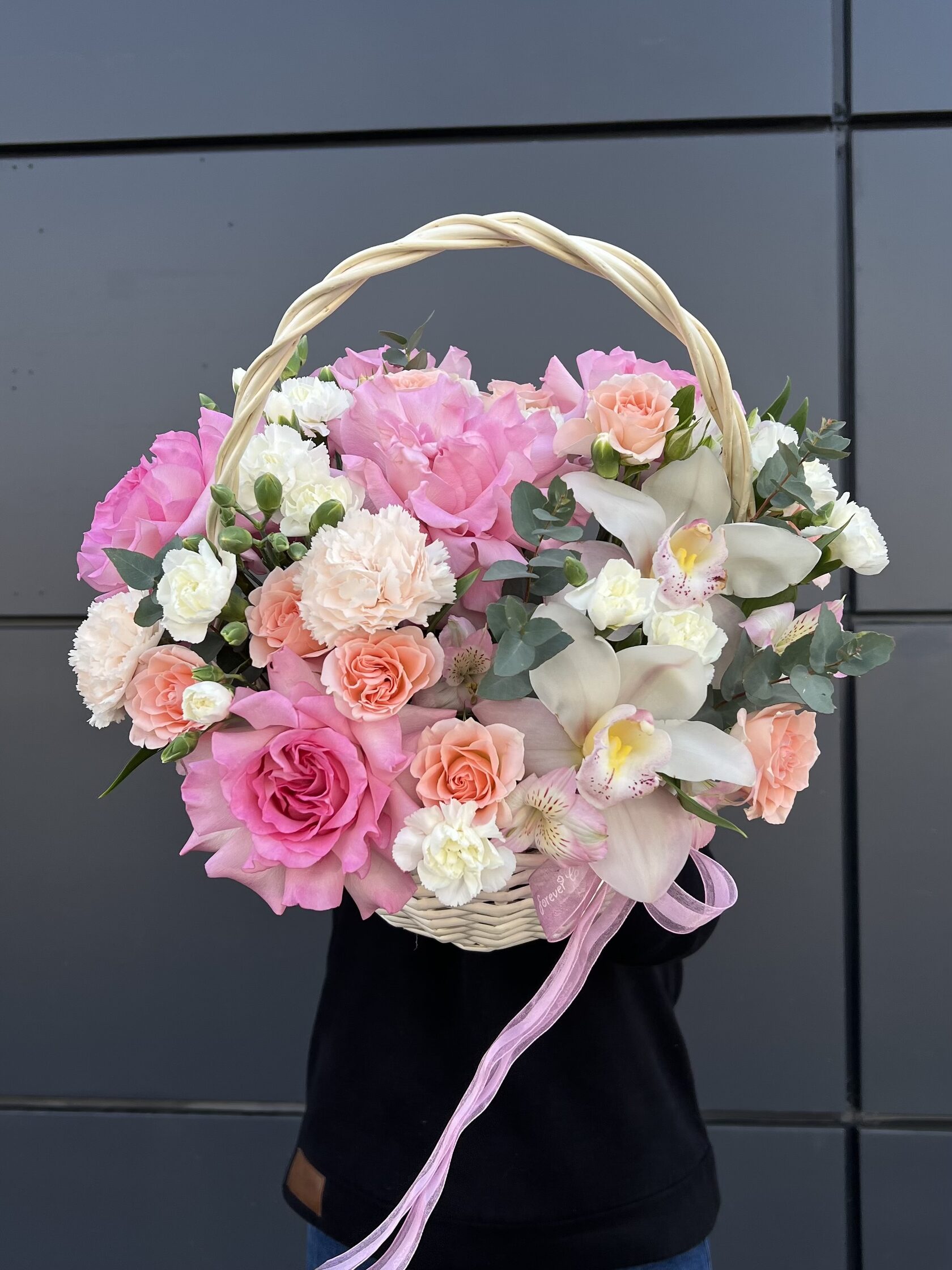 Корзина в французскими розами, орхидеей и диантусами №50