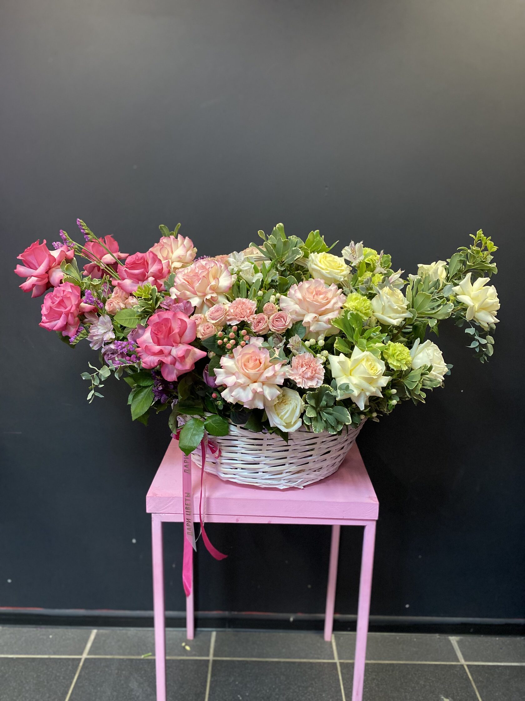 Корзинка, наполненная розами нескольких сортов и зеленью №37