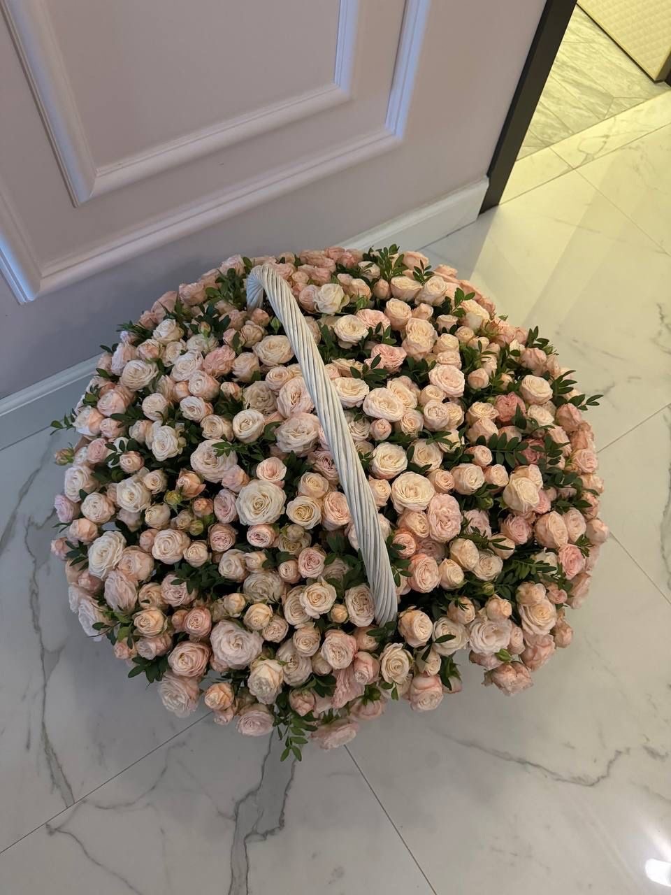 Корзинка с 151 кустовой розой №32