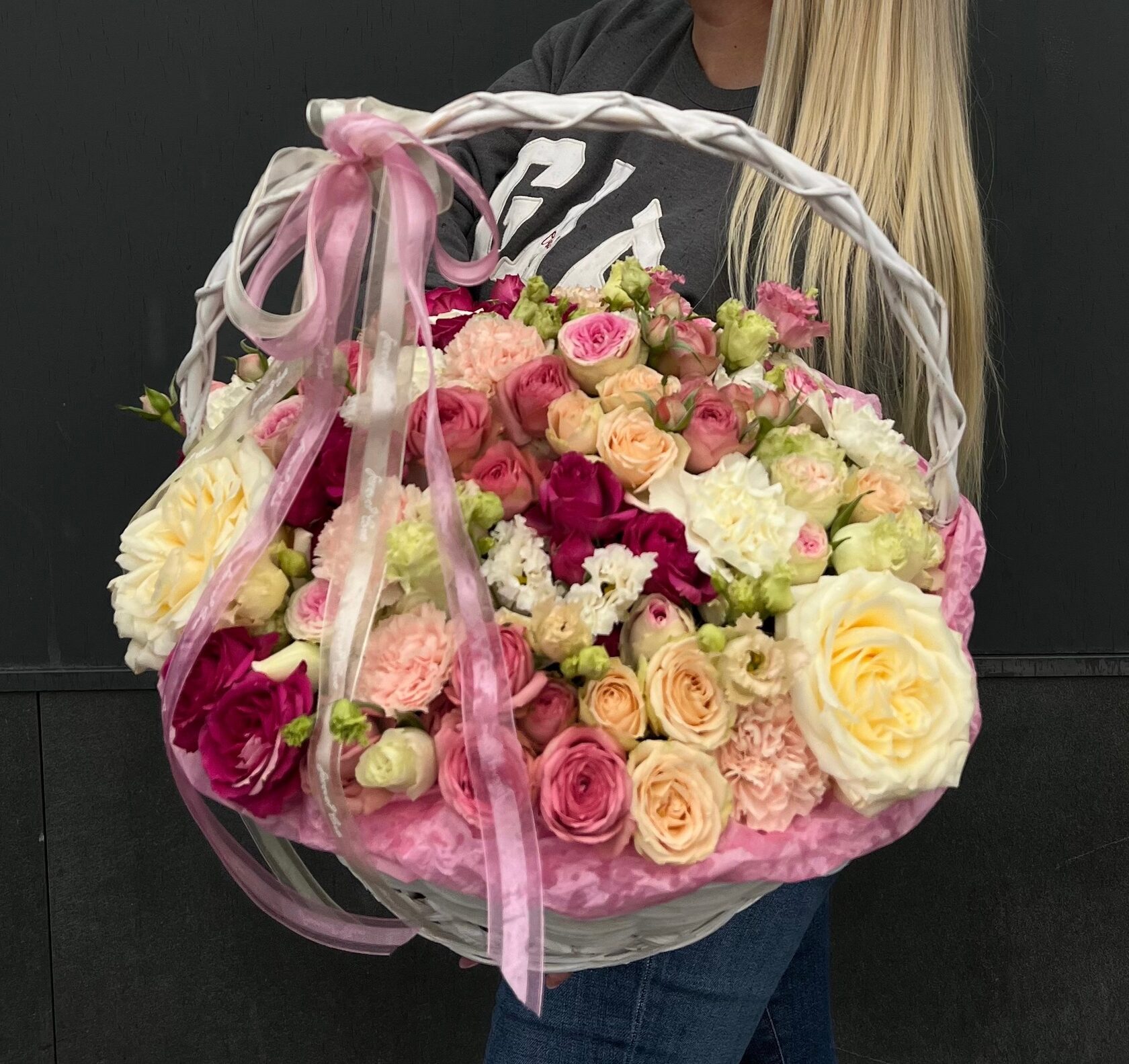 Корзинка с ассорти из кустовых, пионовидных роз, диантусами и эустомой №38