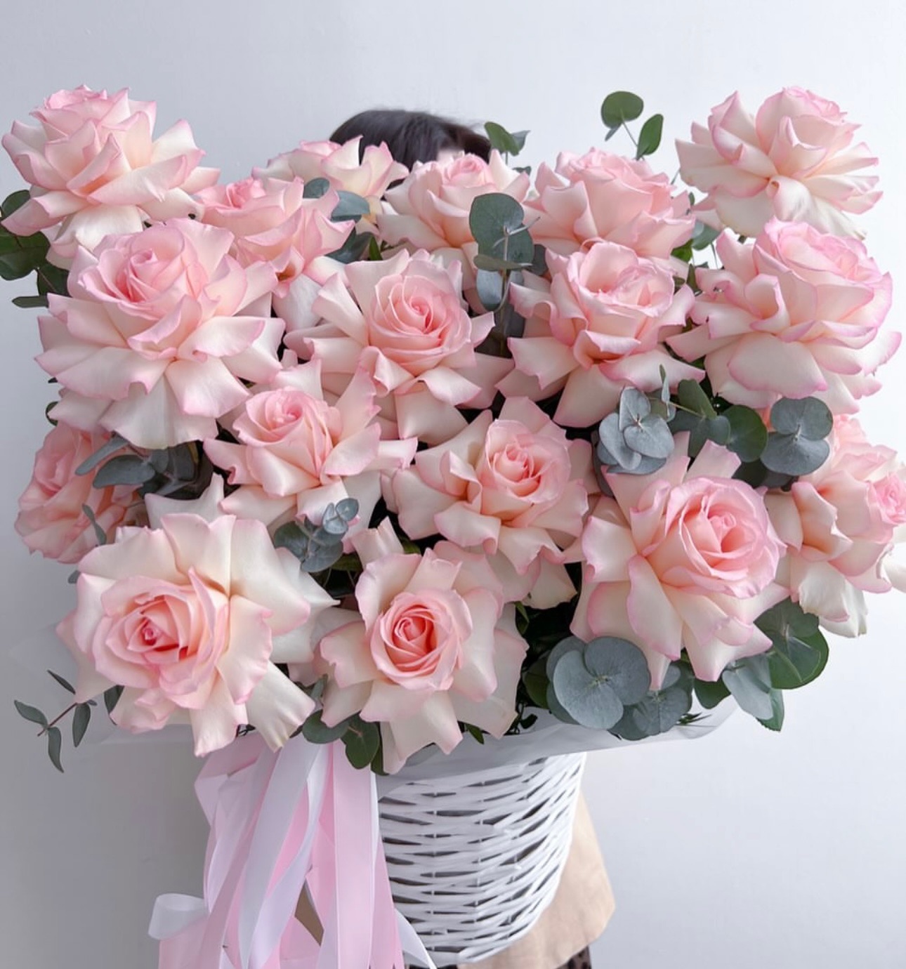Корзинка с нежно-розовыми французскими розами и эвкалиптом №11