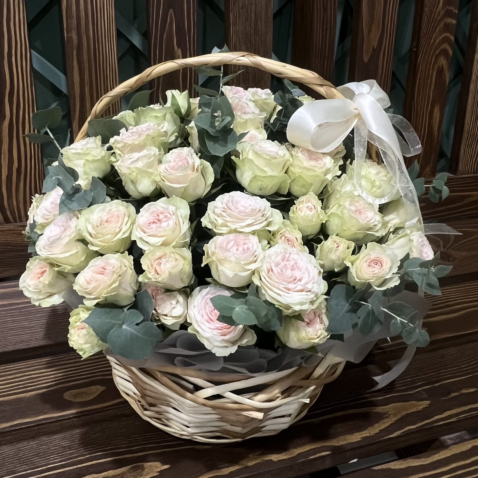 Корзинка с пионовидными кустовыми розами №28